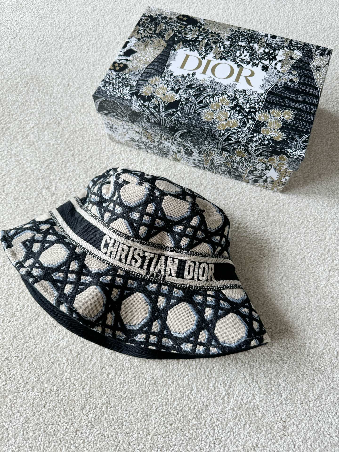 NO:799583,I am focusing on saving you money this summer. I have been selling the well-known bucket hats for 3 years. I will prepare ready stock for you every year. The ultra-heavy jacquard denim is one of the best in breathability and wide feeling. The brim is just right to block the face and make you look slimmer. It not only provides physical sun protection, but also has excellent aesthetics when wearing and taking photos. Each delivery package is ironed to make it the perfect hat shape~~~,,espadrilles,hats,19860909这个夏天专注给你们省钱了 累计销售了3年的口碑款渔夫帽 ~ 每年定时给你们备好现货 超重工的提花牛仔布 透气性和挺阔感都是数一数二. 恰到好处的帽檐挡脸显瘦 不仅可以物理防晒 穿搭拍照审美也是极好的 每一顶配送包装 收到熨烫一下就是完美帽型~~~,,espadrilles,hats,,Women's clothing