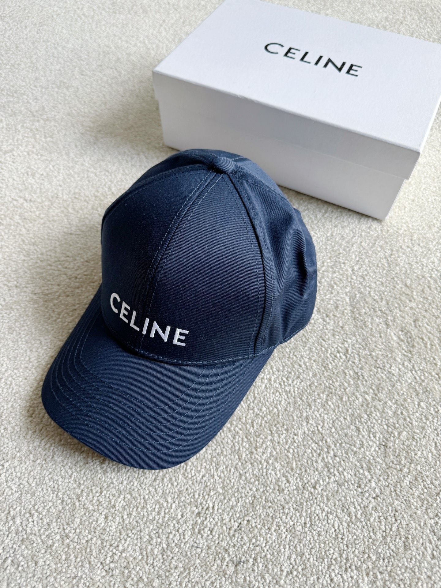 NO:801620,The classic series will be immortal forever. The CE baseball cap comes back regularly every year ~ There are many versions on the market. Look for the high-end version without stress when entering and exiting my home!! Most celebrities have this one, including ins fashion bloggers. This baseball cap is a must-have for taking photos, sun protection, and concave shapes ~ The shape and details of the cap have been adjusted and modified many times. A single embroidery detail is enough. Every letter is precise and delicate, and there is no extra thread.  Letter size/thickness/spacing are free,,hats,19860909经典系列永垂不朽 每一年定时复出的ce棒球帽 ~ 市面上版本很多 认准我家出入无压力高版本 !! 基本明星们都有入这顶 包括ins时髦博主 拍照/防晒/凹造型必收这顶棒球帽~ 帽型和细节多次调整修改 单单一个刺绣细节就足矣吊打 每一个字母都精准细腻 一点多余的线头都没有 字母大小/粗细/间隔都随意pk,,hats,,Women's clothing