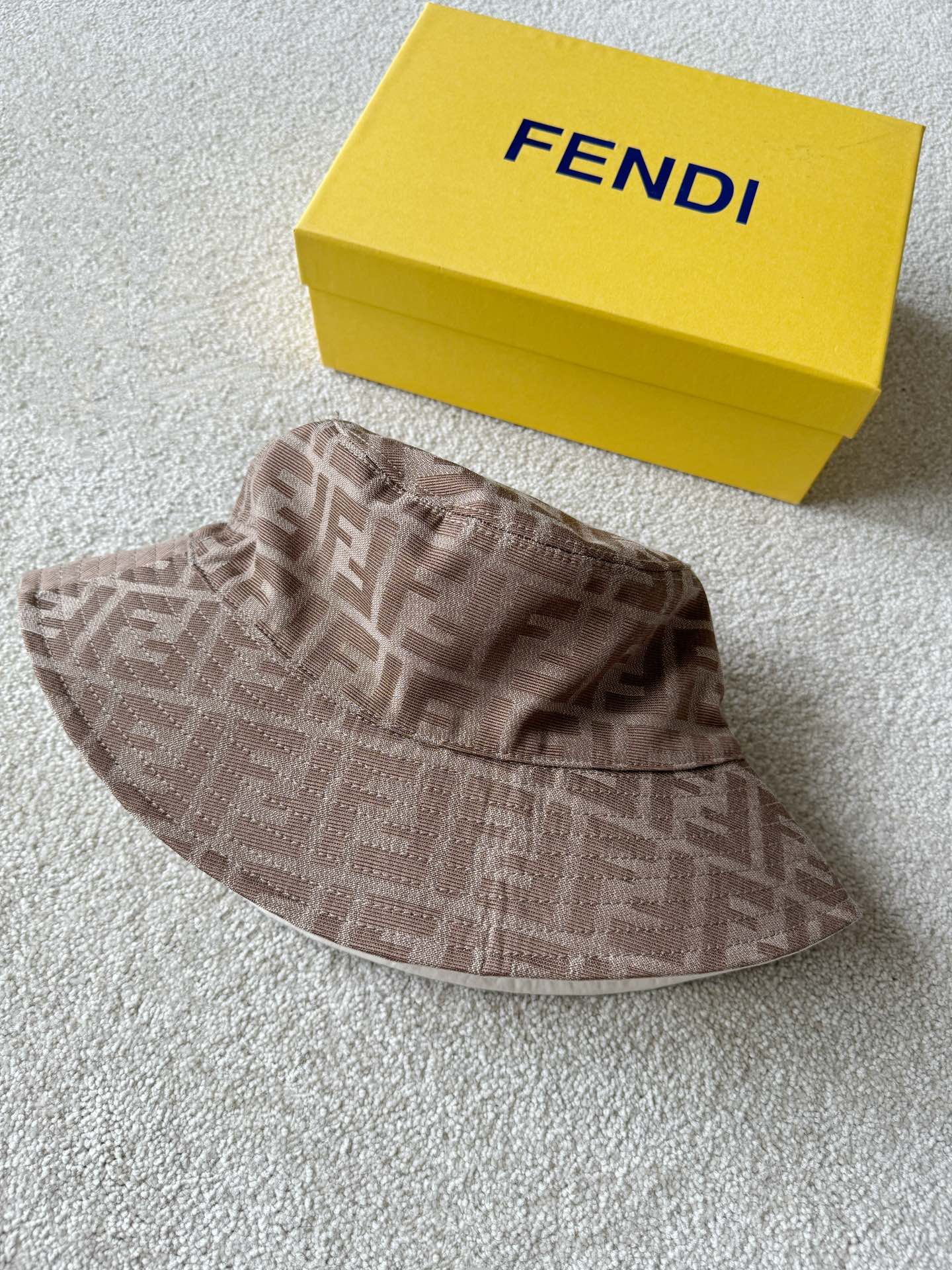 NO:798528,If there is a kind of old flower that never goes out of style, FF is definitely the king of classics~~ The new double-sided fisherman hat has a fresher color than the previous ones. The apricot denim cotton lining can also be worn to meet the matching needs of different styles. It is soft and delicate, with smooth and delicate lines. People with high requirements for details can also buy it, espadrilles, hats,19860909如果有一种老花永不过时 FF绝对算得上经典中的王者~~ 新款双面可戴渔夫帽 比以往的配色都清新 内里杏色牛仔棉也能佩戴 满足不同风格搭配需求 柔软细腻,走线平整细腻 细节控要求高的也能入手它,,espadrilles,hats,,Women's clothing