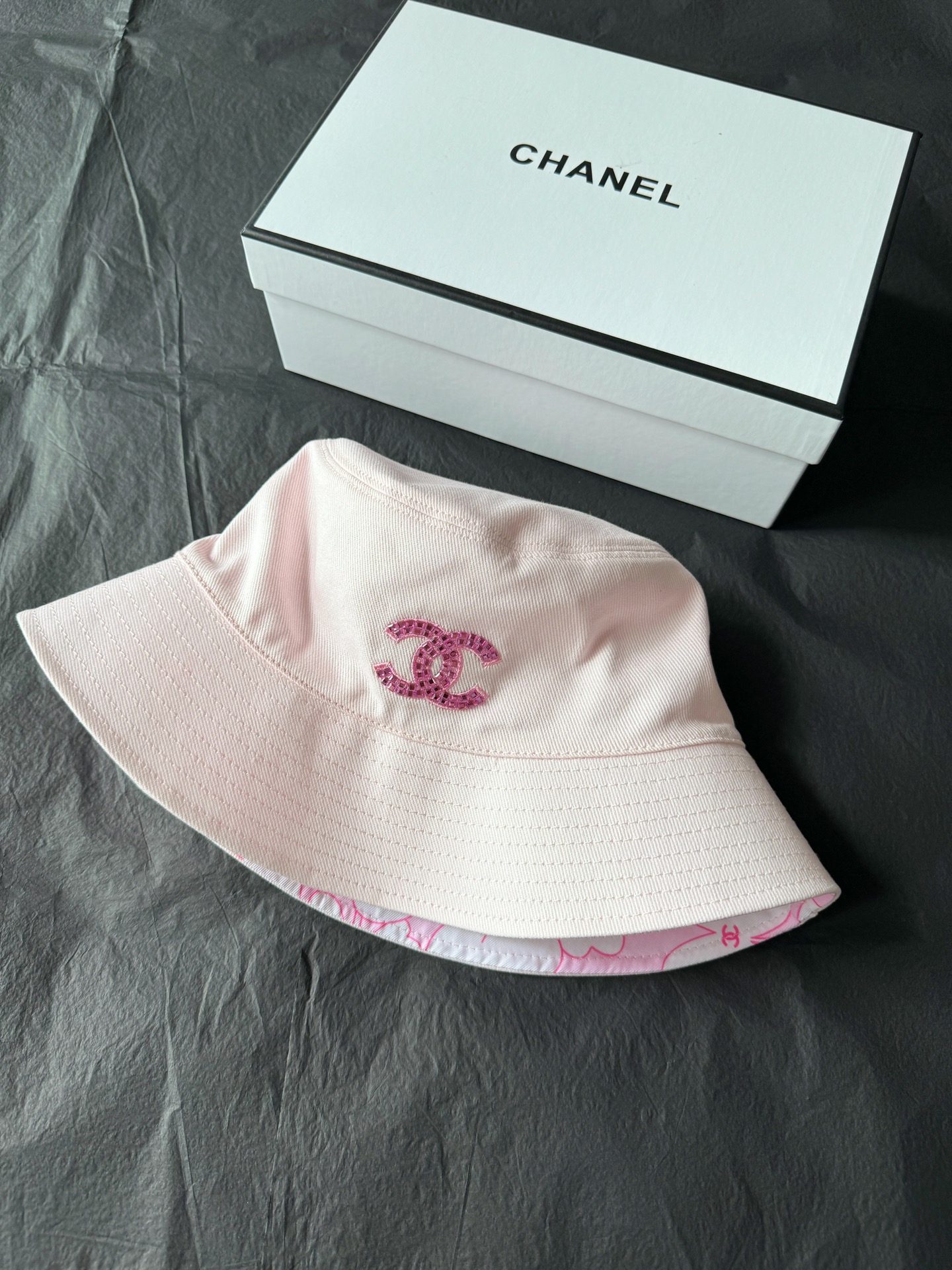 NO:934310,Many old customers are waiting for this model again. Of course, they respond to requests and continue to place orders. It is different from the previously released black, pink + blue, denim and denim. It is thinner and softer than ever. It is still a double-sided wearable design that can match different styles. It is easy to carry when going out, just throw it in the bag, go out for a walk, go on vacation or long-term business trip. It is a practical accessory that is very needed.,,19860909好多老顾客又在等这款 当然是有求必应,继续补单 和之前发布的黑色是不一样的 粉 + 蓝 丹宁牛仔棉 比以往更加轻薄柔软 依旧是双面可戴的设计 满足不同风格的搭配 外出携带方便 直接扔包里 出门遛弯 外出度假 或者长期出差的空中旅人 都很需要的实用配饰.,,,Women's clothing