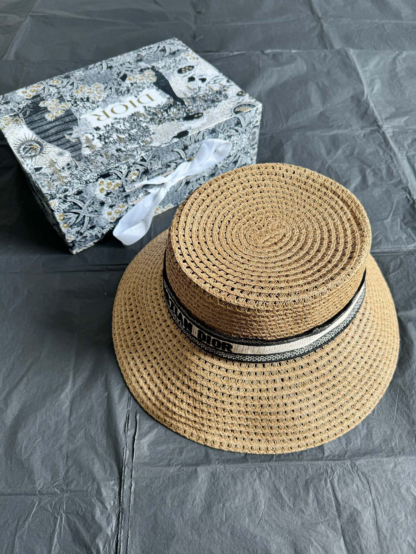 NO:797279,A hat also needs to be different from the market. Grab this straw hat quickly!! Whether it is the material, hat shape or wearing effect, it is the highest level in the industry. The weaving texture is exactly the same. The tight weaving is not easy to deform. It is tall and stylish when worn and will not collapse. Imported three-dimensional embroidery, pure hand-sewn silk scarf ribbon. What you see is what you get, a rare good product, hats,19860909一顶帽子也要和市面拉开差距 这顶草帽你们赶快抢 !! 不论是用料 帽型 还是戴上效果 都是行业内天花板级别 一模一样的编织纹理 紧密织造不易变形走样 戴上挺拔有型不会软塌 进口立体刺绣,纯手工缝盘丝巾织带 所见即所得的稀缺好货,,hats,,Women's clothing