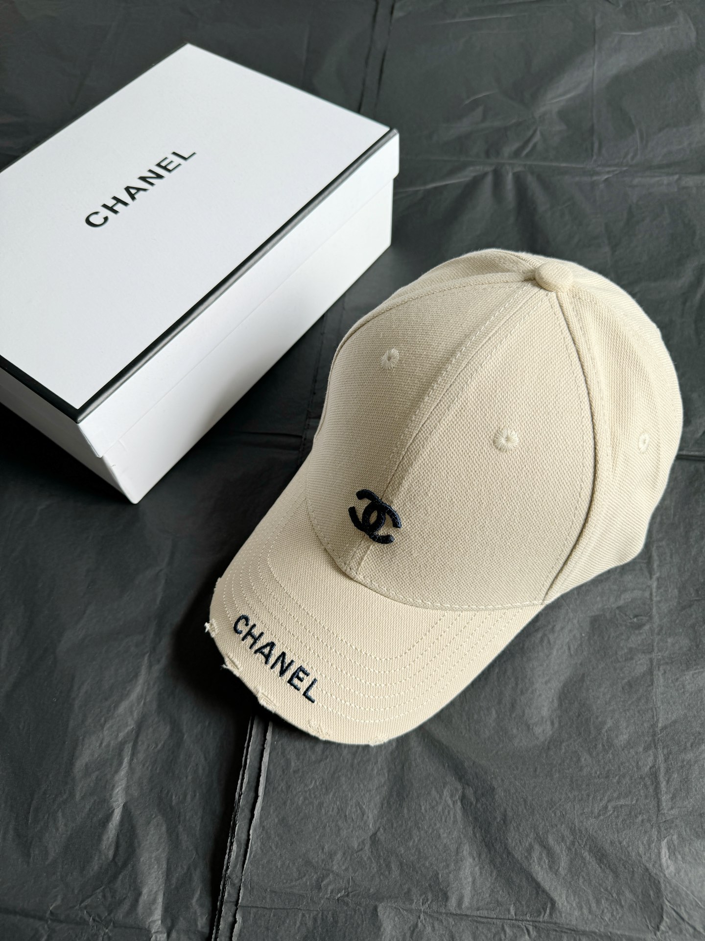 NO:900751,A must-have baseball cap for sun protection and age reduction in summer. This khaki vintage style is perfect for early spring and summer!! Exquisite embroidery details are smooth and delicate without any excess. The original tailoring has consistent requirements for the hat shape. How to wear it and how to be fashionable~~ It is different from the soft and collapsed version of small factories on the market. The taller the brim, the smaller the face. You should take a closer look. They may look the same, but they are actually very different.,,hats,19860909夏季防晒减龄必收棒球帽 这顶卡其色vintage款 太适合早春和夏天了 !! 精美的刺绣细节 平整细腻无一点多余 精工剪裁原办一致要求帽型 怎么戴 怎么时髦~~ 区别市面小厂的软塌版型 帽檐越挺越显脸小 各位可要好好瞧仔细了 看似一样实则天壤之别.,,hats,,Women's clothing