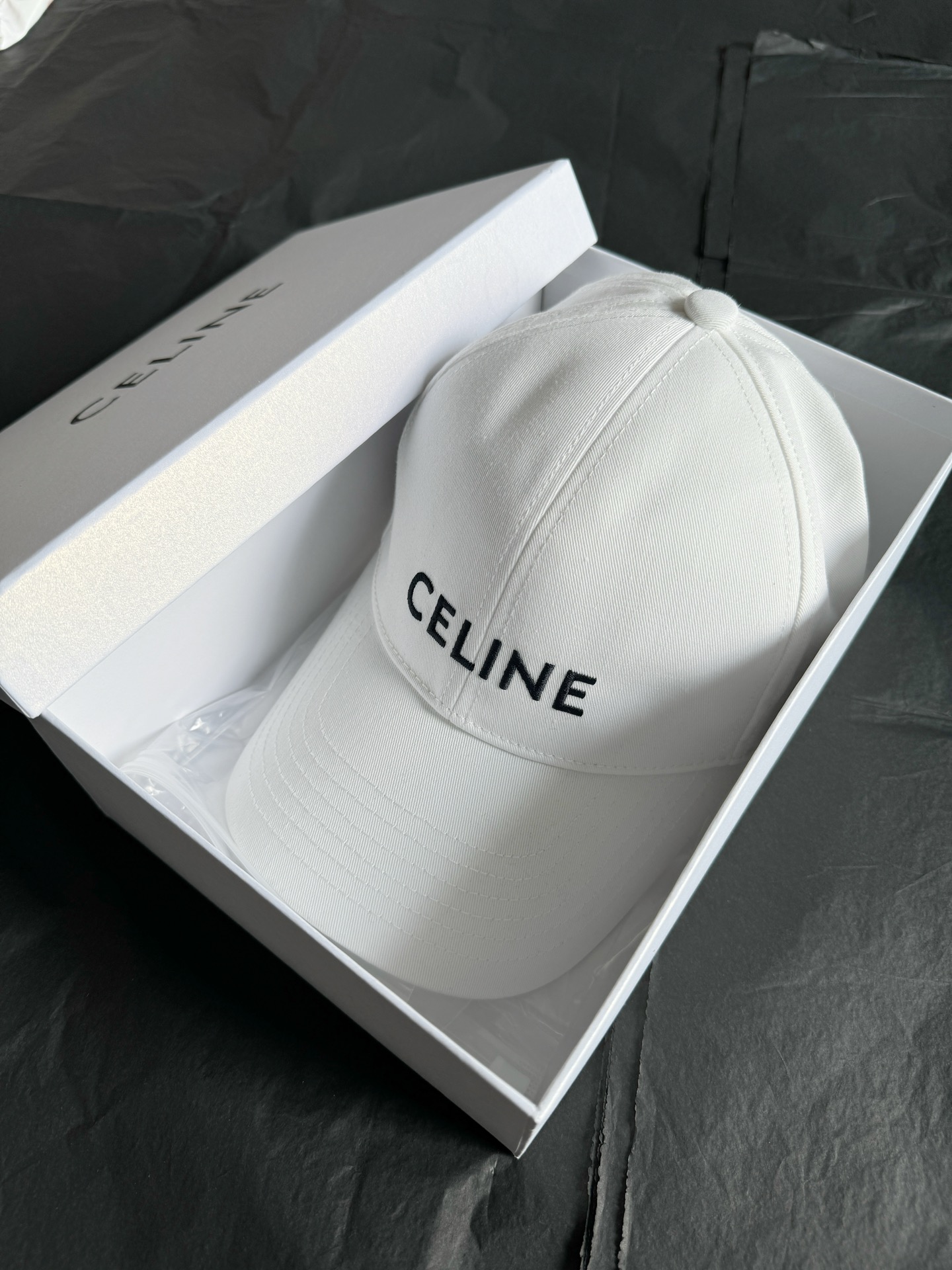 NO:907491,This baseball cap is a must-have for taking photos, sun protection, and concave shapes. I have been thinking about it for more than a month. The shape and details of the hat have been adjusted and modified many times. A single embroidery detail. Every letter is precise and delicate. There is no extra thread. Letter size/thickness/spacing. Infrared ray precise alignment and restoration. There are many details on the brim and wiring. See the follow-up~~,,hats,19860909拍照/防晒/凹造型必收这顶棒球帽 心心念念了一个多月 帽型和细节多次调整修改 单单一个刺绣细节 每一个字母都精准细腻 一点多余的线头都没有 字母大小/粗细/间隔 红外线精准对位还原 帽檐和走线很多细节看后续~~,,hats,,Women's clothing