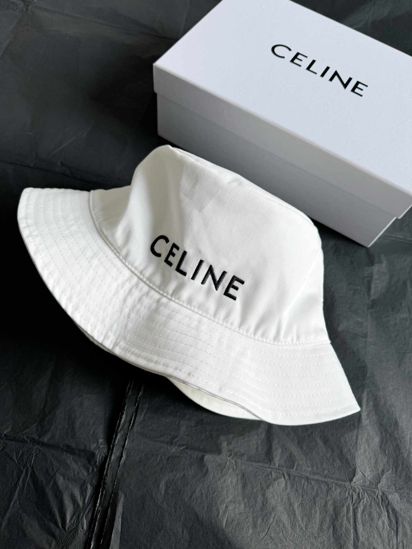 NO:907503,Having a hat in hand gives you a sense of security in the summer. The choice of thin and soft denim is durable and easy to carry. Ultra-high-demand letter embroidery details. Matte embroidery thread is finely made. It is clean and has no excess. Including the adjustment of the curvature of the hat. You can feel the difference between the versions on the market when you put it on,,hats,19860909夏天有帽子在手 安全感满满 甄选轻薄柔软牛仔布 经久耐用的同时携带也方便 超高要求字母刺绣细节 哑光绣线精细制作 干干净净没有一丝多余 包括帽型弧度的调整 戴上即可感受到市面版本的差别,,hats,,Women's clothing