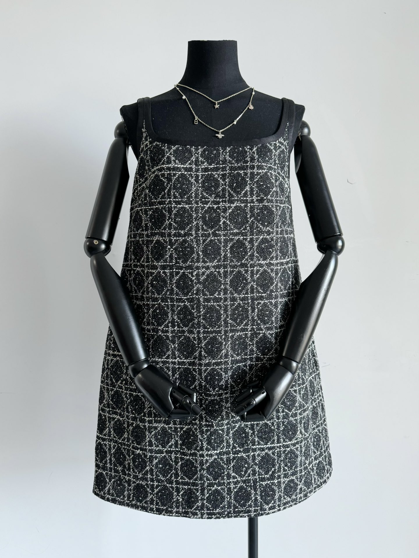 NO:478783,D's top wardrobe with excellent items without much words. Checked dress + jacket, purchased with a lot of money. Customized fabrics can see fine details. Clear layers and uniform patterns. Including small essences of jacquard. The whole body of mulberry silk lining is skin-friendly and breathable, not stuffy and sweat-free. Wear alone, layered, or paired with a series of jackets to meet the needs of different occasions., skirts, jackets & coats, alexander wang19860909D的顶级衣橱无需多言的绝好单品 格纹连衣裙+外套,重金购入 定制面料看得到精细细节 层次分明,图案均匀有型 包括星星点点的提花小精髓 通体桑蚕丝内衬,亲肤透气不闷汗 单穿,叠穿,或者和系列外套一起搭 满足不同场合穿搭需要,,skirts,jackets & coats,alexander wang,Women's clothing