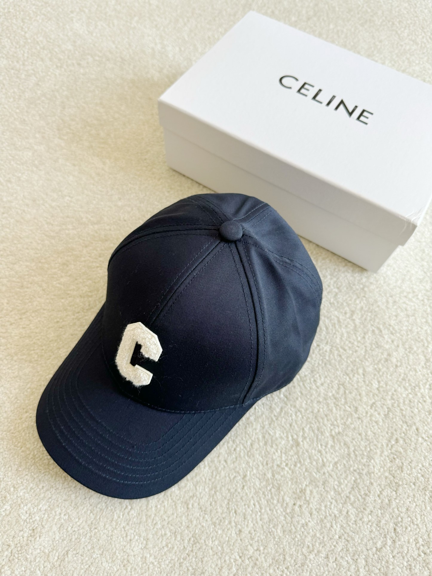 NO:794718,A real money-saving series for you. The more you keep, the more you save!! The classic C-letter top baseball cap that is just needed in spring and summer. Real navy blue with no color difference. Just the embroidery of one letter is enough to distinguish it from the market. The three-dimensional and full hat shape is the essence. Wearing it three-dimensionally will make your face smaller. The deep navy blue will also make you look whiter. Even wearing a plain white T and a hat can give you a lot of points in summer ~~,,hats,19860909真正给你们省钱系列 留得越多越省钱 !! 春夏刚需款经典C字母顶级棒球帽 真正无色差海军蓝 光是一个字母的刺绣制作 都足以吊打区别市面. 立体饱满的帽型是精髓所在 戴上立体显瘦显脸小 深藏蓝也更加显白 夏天就算穿一件素白T 一顶帽子也能给你加分不少 ~~,,hats,,Women's clothing