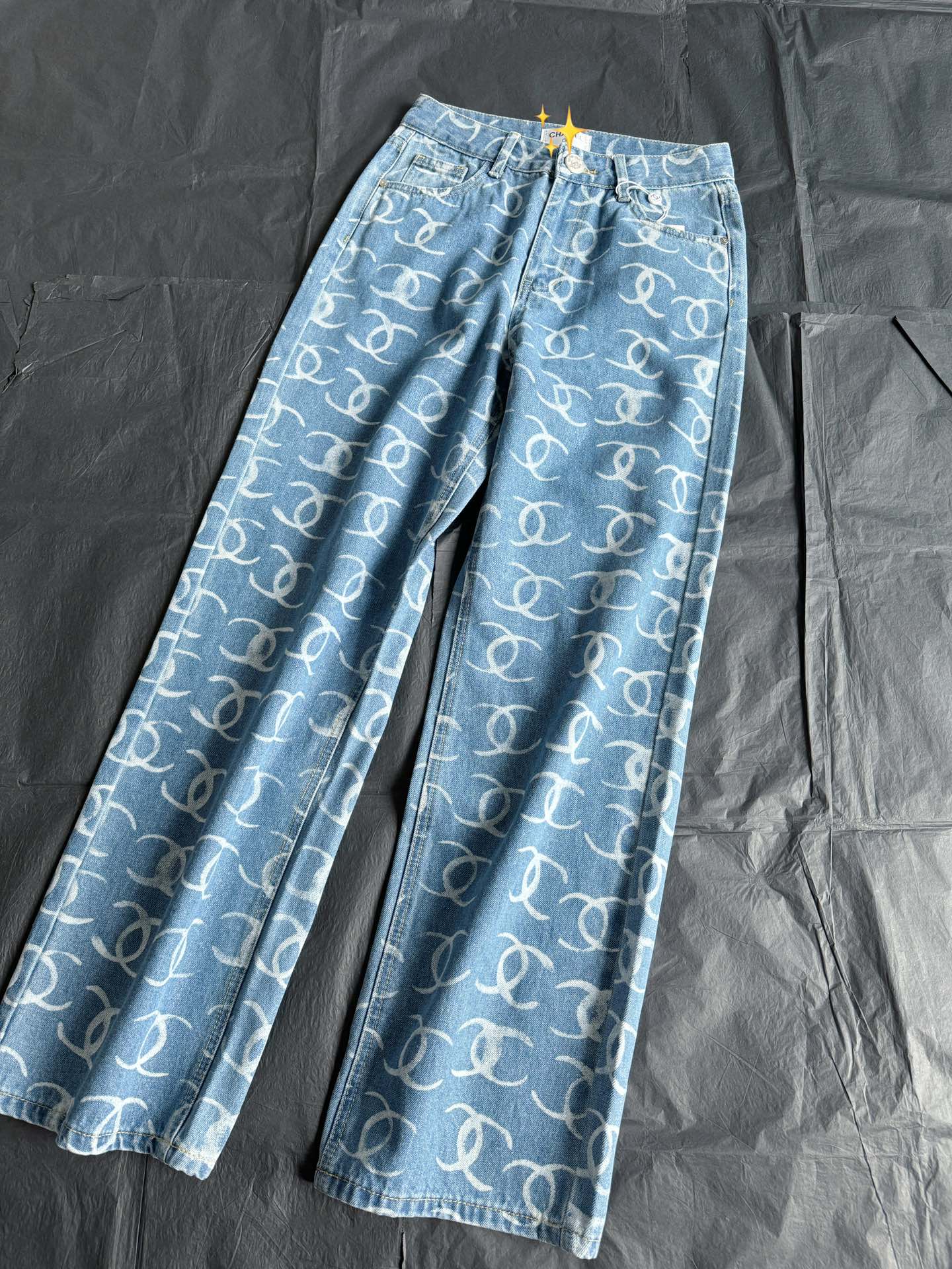 NO:504023,Classic wardrobe style, never out of time. The whole piece is unprinted and printed and combined with virtual and real. It will not affect the overall softness at all. The back-fu hand sewing sequins + three-dimensional diamonds are different from the market. The overall washing is different for each batch. The straight-leg pants are not picky about the figure. It is recommended to keep two of them in both colors. Alexander wang19860909衣橱经典实穿款,永不过时 全件拔印印花虚实结合 完全不会影响整体的柔软度 后福手缝亮片+立体钻 区别市面廉价工艺 整体水洗每一批都有所不同 直筒裤型不挑身材 两个颜色都推荐自留两条,,alexander wang,Women's clothing