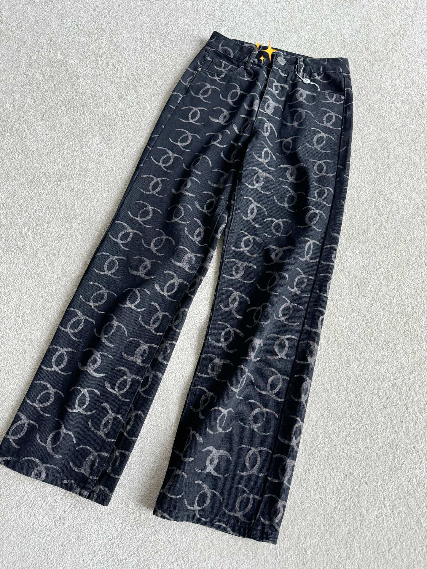 NO:504018,Classic wardrobe style, never out of time. The whole piece is unprinted and printed and combined with virtual and real. It will not affect the overall softness at all. The back-fu hand sewing sequins + three-dimensional diamonds are different from the market. The overall washing is different for each batch. The straight-leg pants are not picky about the figure. It is recommended to keep two of them in both colors. Alexander wang19860909衣橱经典实穿款,永不过时 全件拔印印花虚实结合 完全不会影响整体的柔软度 后福手缝亮片+立体钻 区别市面廉价工艺 整体水洗每一批都有所不同 直筒裤型不挑身材 两个颜色都推荐自留两条,,alexander wang,Women's clothing