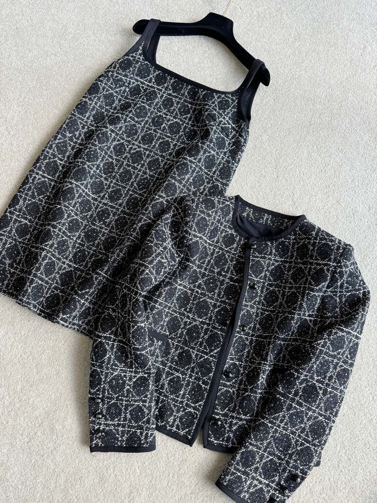 NO:478790,.2w purchased and developed heavy-duty plaid wool jacket. The entire series of fixed-woven fabrics have been very long. The texture, texture and feel are restored. Mulberry silk lining, the entire infrared positioning is matched. The three-dimensional tailoring restores the upright upper body style. It is durable and never goes out of date!! It is recommended to collect it with the series of dresses. The wardrobe instantly raises a grade, skirts, jackets & coats, alexander wang19860909.2w购入开发重工格纹毛呢外套 全系列定织面料时间超久 肌理感,纹路,手感都还原 桑蚕丝内衬,全件红外线定位对格 立体剪裁还原上身挺拔版型 经久耐穿永不过时 !! 推荐和系列连衣裙一起收 衣橱瞬间抬高一个档次,,skirts,jackets & coats,alexander wang,Women's clothing