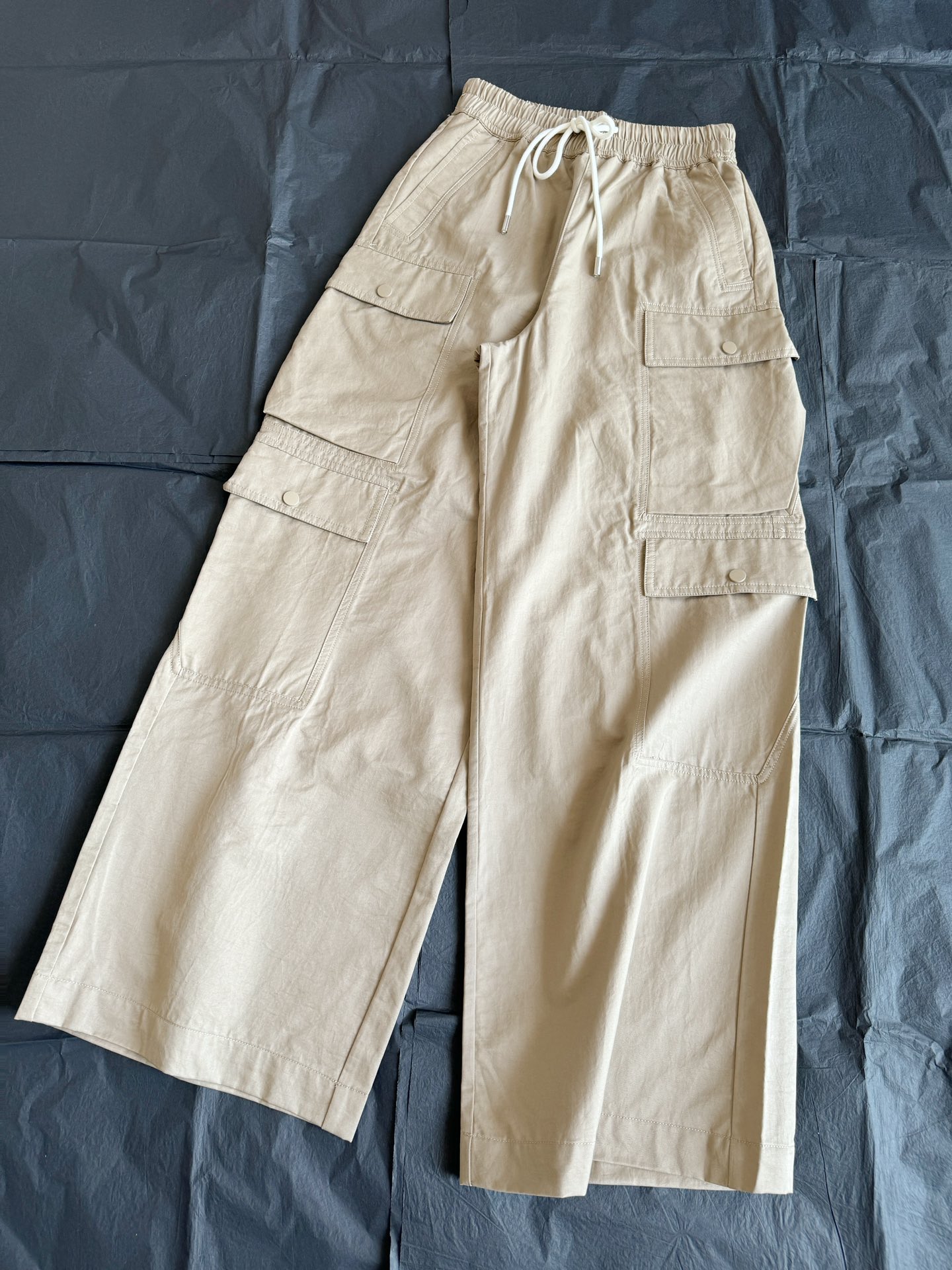 NO:471111,It has both appearance and comfort. Newly upgraded materials with overalls. Cotton + nylon. Soft feel. Thin and no self-weight. Free and easy to control across three seasons. Wear for a long time. Free and stress-free. ~~ Drawstring waist-retracting. The iconic work pocket, no matter what figure, it is perfectly tolerated. Good goods do not wait for everyone. Full code is in stock. Alexander wang19860909有颜值也有舒适度 全新升级用料配比工装裤 棉+锦纶 手感柔软 轻薄无自重 横跨三季随意驾驭 长时间穿着 自在无压力 ~~ 抽绳收腰 标志性工装口袋, 不论什么身材都被完美包容 好货不等人全码现货中,,alexander wang,Women's clothing