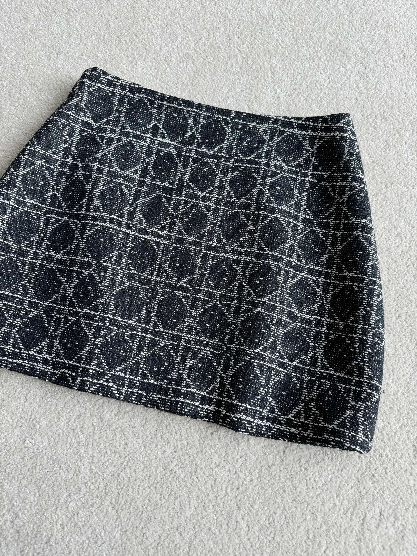 NO:478795,The long green plaid series of cabinets, skirts, high-end wardrobes should be collected in this classic style. The heavy touch of the fixed fabric is visible, and the jacquard is restored. The comfort of the silk lining is guaranteed. It is recommended to collect it with the same series of jackets. Commuting to work, attending parties, and daily matching, skirts, jackets & coats, real silk, alexander wang19860909柜子长青款格纹系列·半裙 高级衣橱就该收这种经典款 定织面料看得到的重触摸有凹凸感,提花谨遵还原 真丝内衬打底舒适度保证 推荐和同系列外套一起收 上班通勤,出席聚会,日常搭配都可,,skirts,jackets & coats,real silk,alexander wang,Women's clothing