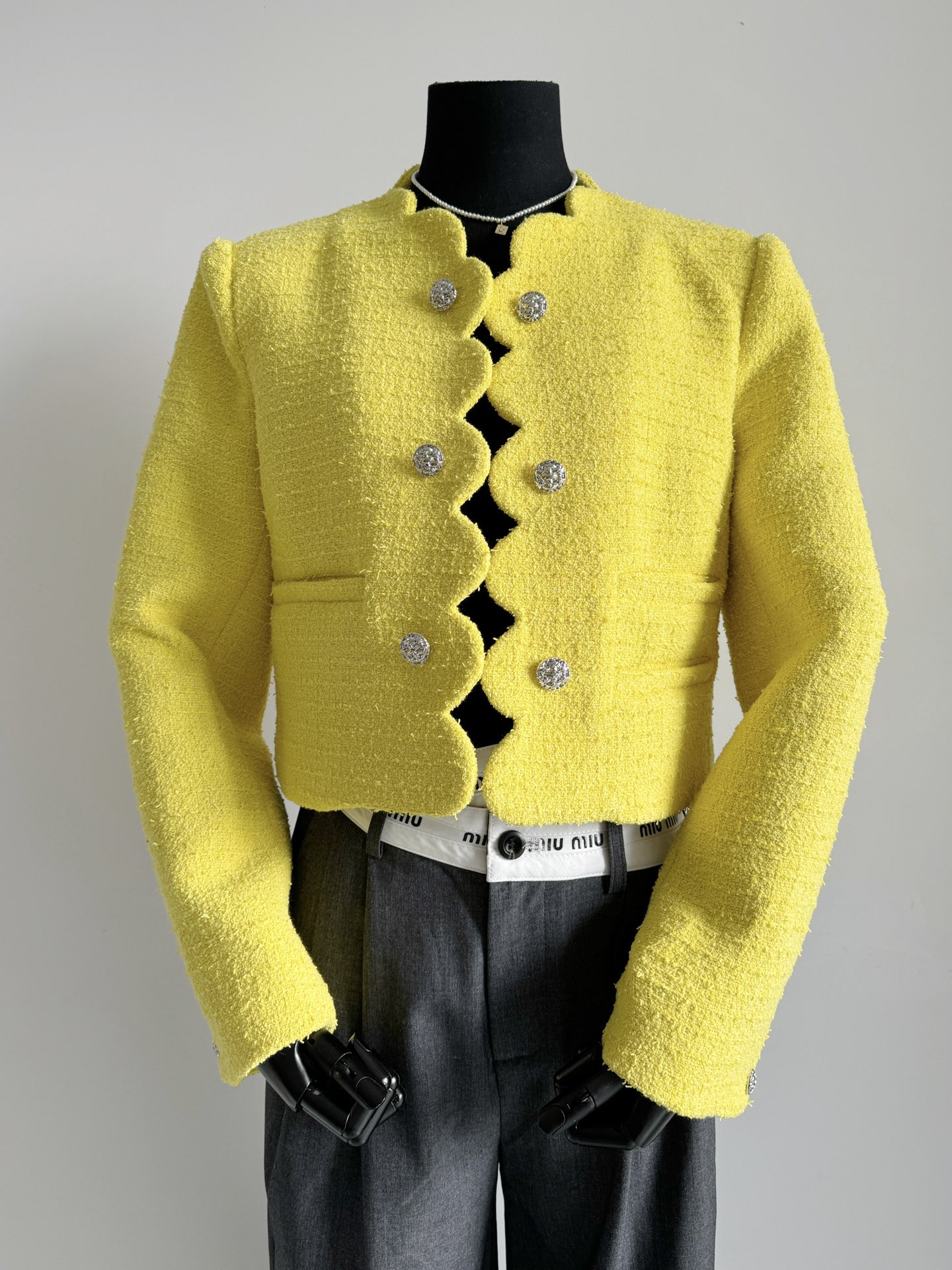 NO:478775,The heroines of the chaebol all love a yellow jacket. They don’t have a logo but they are elegant enough. The tweed fabric is full of touch and texture. The three-dimensional tailoring and sewing plate makes the upper body look tall and slim. The very positive yellow is high-end and durable. It is also eye-catching in the closet. Liu Yifei repeatedly wears this piece in the drama, and everyone knows it. Jackets & coats, alexander wang19860909财阀女主都爱的正黄色外套 没有logo却也足够气质显贵 定织粗花呢面料富有手感和肌理感 立体剪裁精工缝盘,上身挺拔显瘦 非常正的黄色高级耐看 放在衣橱也是亮眼地存在 刘亦菲剧内反复穿到这件,懂的都懂,,jackets & coats,alexander wang,Women's clothing