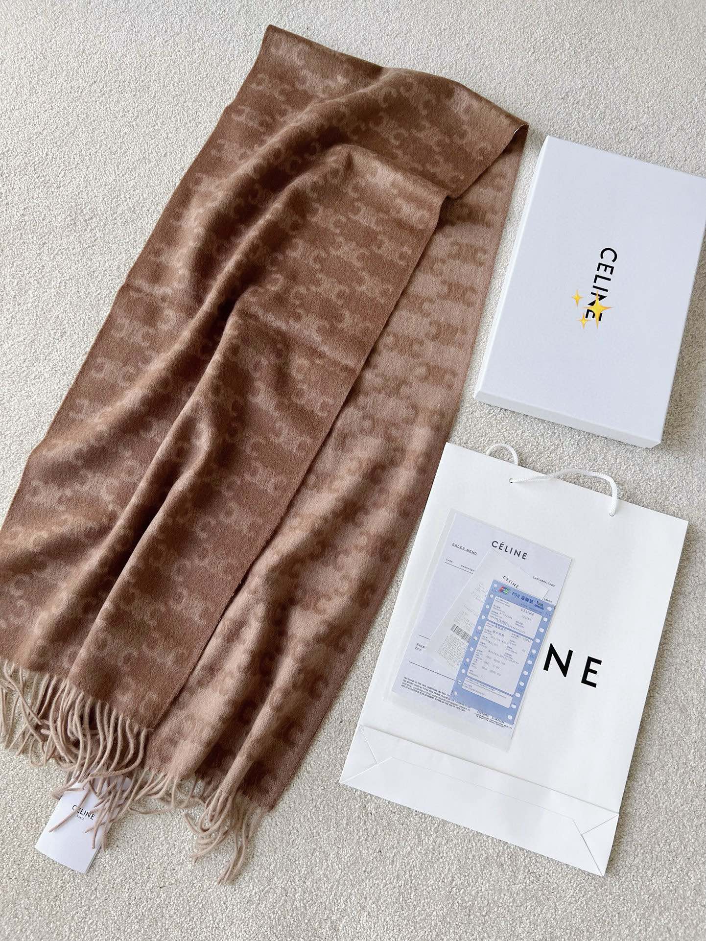 NO:576056,Excellent goods to keep for yourself or give away. Every year, high-quality cashmere wool is selected. It goes through custom-woven dyeing, color fixation, soft washing and other processes to achieve the most beautiful color saturation. Every logo presented is perfect. The feel and comfort are very online. It is low-key and has good aesthetics and old-money texture for daily life. It is especially suitable for giving as a gift or treating yourself., alexander wang19860909自留or送人的绝佳好货 每一年都精选优质山羊绒毛料 经过定织定染,固色,柔软洗水等工序 达到最美配色饱和度 呈现的每一个logo都完美 手感和舒适度都狠狠在线 日常低调又有好审美,老钱质感 不论是送人还是犒劳自己都特别适合,,alexander wang,Women's clothing