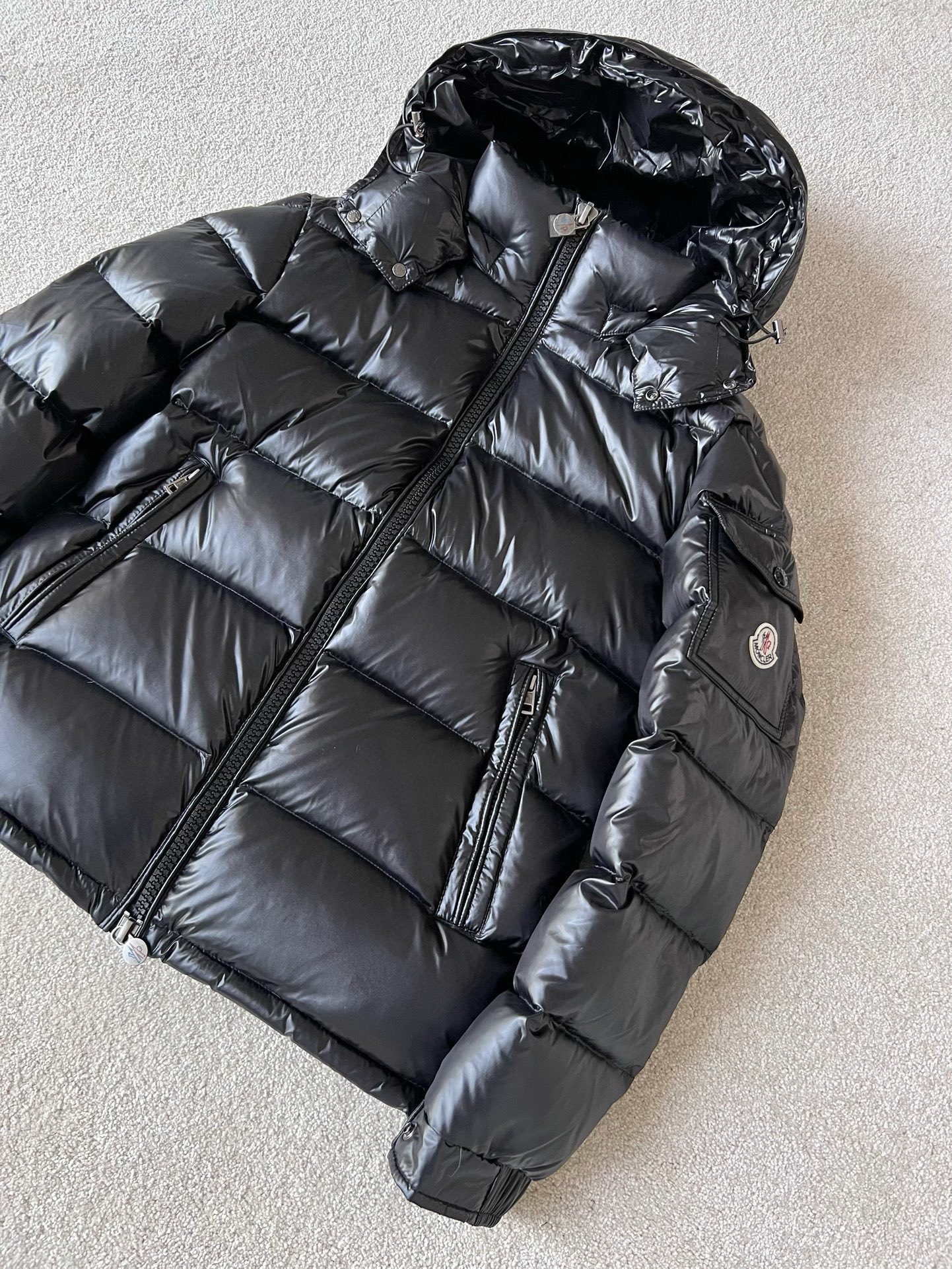 NO:655517,With a dust bag, if you only get one down jacket a year, it is undoubtedly Maya. It can be worn for three to five years and still be fashionable online. The classic style is so fascinating ~~ The quality and quantity are guaranteed to be replenished every year. The cost of white goose down has increased a lot, so we have to be more careful. The high-quality material is made of velvet with large feather stems and less. The weight of the clothes is lighter and it is more warm and locked. The amount of filling depends on the actual product, including the hardware. Patients with obsessive-compulsive disorder can close their eyes and accept this one. The details cause extreme comfort ~~  Same style for men and women, comes with dust bag, down jacket, alexander wang19860909配防尘袋如果一年只收一件羽绒服 毫无疑问就是maya 可以穿三五年依旧时髦在线 经典款就是如此让人着迷 ~~ 保质保量每一年都在复出补单 白鹅绒成本上涨了不少,更加精挑细选 优质用料绒朵大羽梗少 衣服的自重更轻也更加保暖锁温 填充量自己看实物,包括五金 强迫症患者都可闭眼收这件 细节引起极度舒适 ~~ 男女同款送防尘袋,,down jacket,alexander wang,Women's clothing