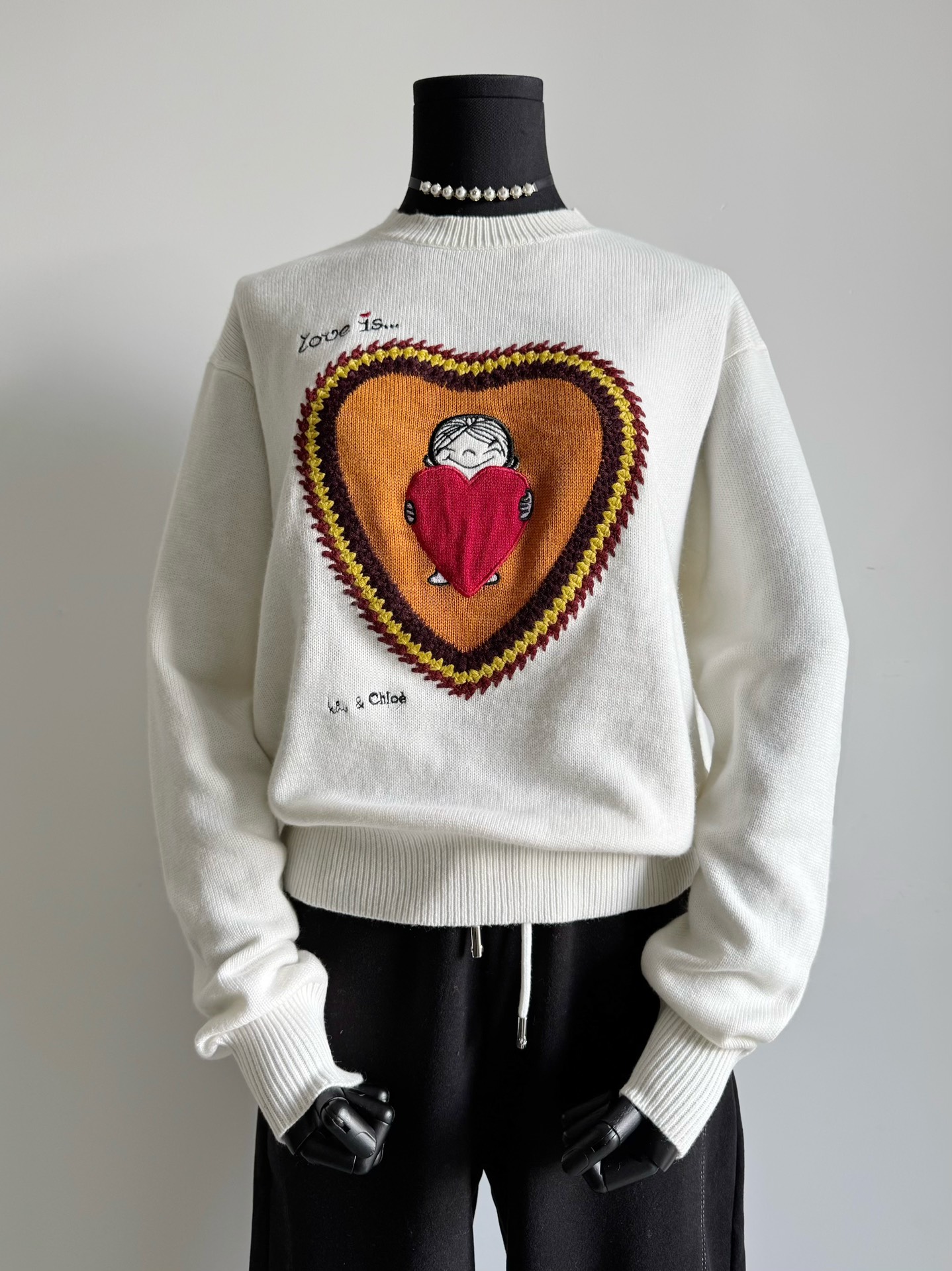 Good aesthetic love sweater \nCH''s treasure cashmere sweater who wears \n high -quality cashmere finely woven, skin -friendly delicate \n first classic love pattern cannot be underestimated Craftsmanship combined with \n restore patterns, colorful \n can be worn in the down jacket