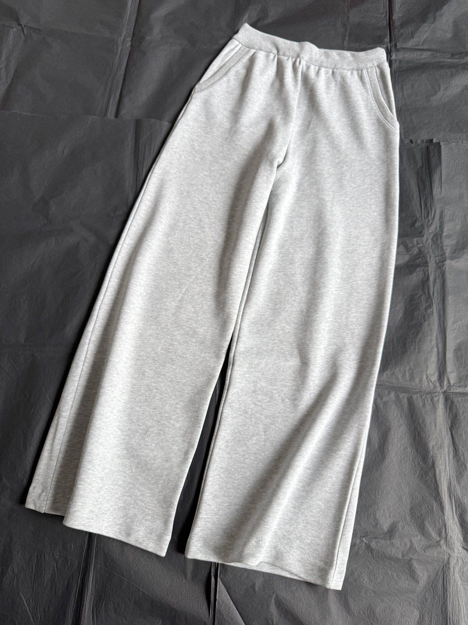 25 Early Spring Series High -value Three -piece Set · Guard Pants \n is particularly suitable for a daily real wearing \n high -grade gray coil fabric. \n is worthy of a detailed taste regardless of whether it is matched with a series of sweaters or already a sweater \n.