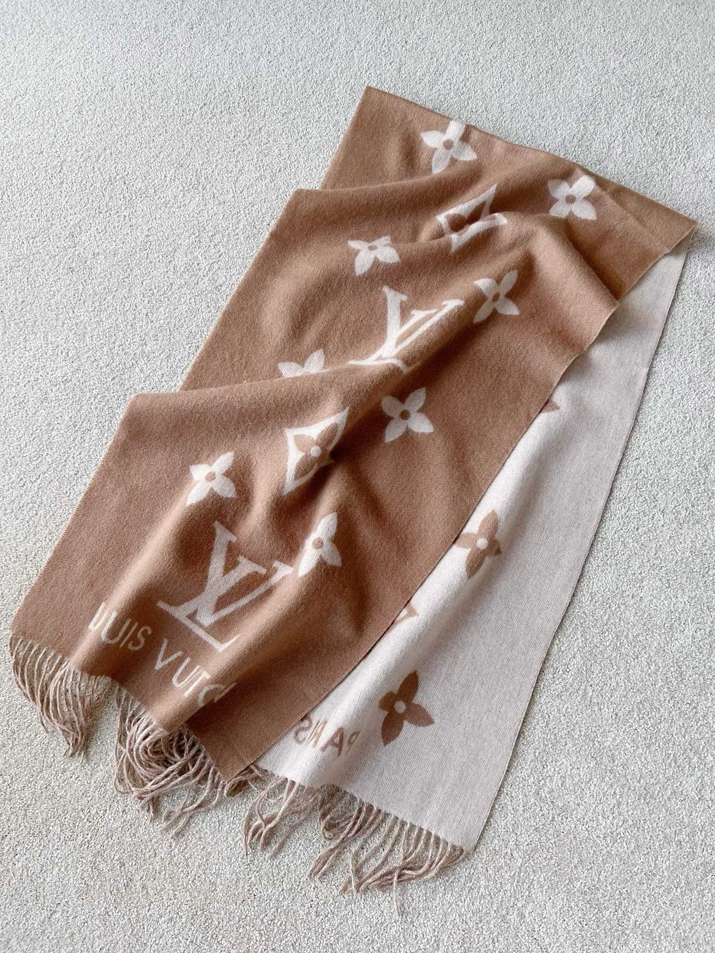 NO:570731,Timely feedback every autumn and winter, the top-selling scarf has sold at least four figures of word-of-mouth models. Exactly as expected, the price of the cabinet has increased again. The classic model can stand the test of time and is worth investing in. The texture is stunning. Purely imported cashmere fabric, different from the blends on the market. The letters on both sides are positioned. The surface layer is finely hung with hair. It does not pierce the flesh. It is not stiff. It is soft and comfortable against the skin. It can be worn on both sides, and you can save money when you close your eyes., alexander wang19860909每年秋冬准时回馈,销量王围巾 累计售出至少四位数的口碑款 和预期一模一样,柜子又又又涨价了 经典款经得起时间考验, 值得投资的一条,质感惊艳 纯进口山羊绒面料,区别市面混纺 双面字母都有定位处理 表面一层挂毛处理细腻 不扎肉 不生硬 亲肤柔软舒适 ~ 双面可披,闭眼收都省钱,,alexander wang,Women's clothing