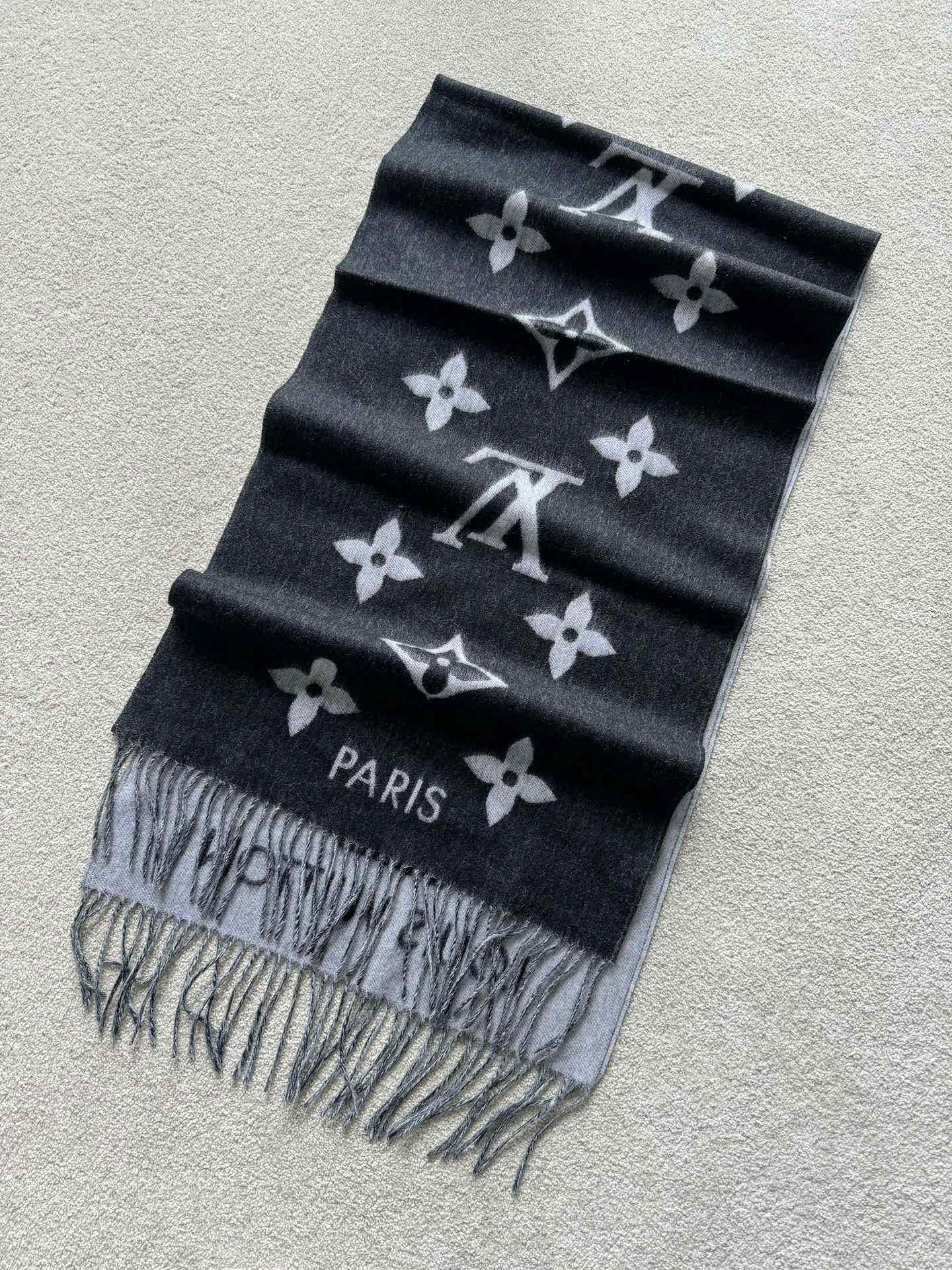 NO:570719,Timely feedback every autumn and winter, the top-selling scarf has sold at least four figures of word-of-mouth models. Exactly as expected, the price of the cabinet has increased again. The classic model can stand the test of time and is worth investing in. The texture is stunning. Purely imported cashmere fabric, different from the blends on the market. The letters on both sides are positioned. The surface layer is finely hung with hair. It does not pierce the flesh. It is not stiff. It is soft and comfortable against the skin. It can be worn on both sides, and you can save money when you close your eyes., alexander wang19860909每年秋冬准时回馈,销量王围巾 累计售出至少四位数的口碑款 和预期一模一样,柜子又又又涨价了 经典款经得起时间考验, 值得投资的一条,质感惊艳 纯进口山羊绒面料,区别市面混纺 双面字母都有定位处理 表面一层挂毛处理细腻 不扎肉 不生硬 亲肤柔软舒适 ~ 双面可披,闭眼收都省钱,,alexander wang,Women's clothing