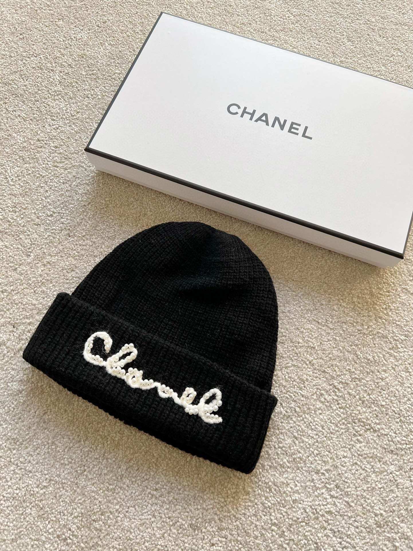 NO:627376,In autumn and winter when you don’t like to wash your hair, a cold hat is a must-have item. A textured cold hat adds a lot of points to your outfit. The design and texture are not inferior to the latest styles. It is made of soft and saturated apricot wool fabric. It is time-consuming and labor-intensive to sew the signature logo by hand. The elastic hat shape is not picky at all. It can be worn for daily outings or travels in autumn and winter. This kind of hat will never be too little and not too much!!,,hats,alexander wang19860909不爱洗头的秋冬,冷帽是常备单品 一顶有质感的冷帽给穿搭加分不少 设计和质感完全不输最新款 是温柔有饱和度的米杏色羊毛面料 纯手工缝制签字logo耗时耗力 富有弹力的帽型完全不挑人 秋冬日常出门或者外出旅行穿搭 这种帽子只会嫌少不嫌多 !!,,hats,alexander wang,Women's clothing