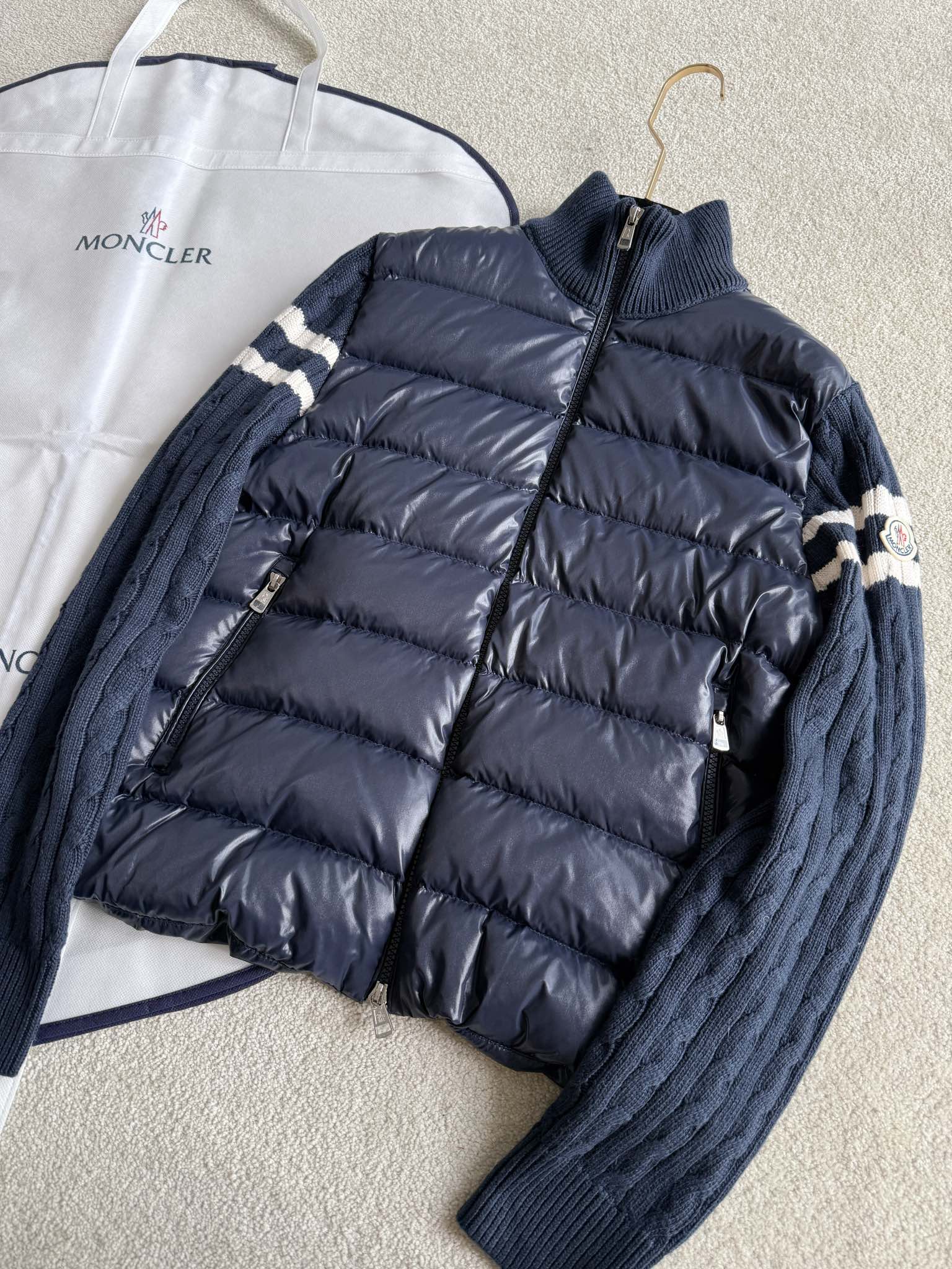 NO:575924,Comes with dust bag spliced down jacket yyds, everyone who has bought it cannot put it down. It meets the needs of warmth without being too rigid and bloated. Who hasn’t heard of the classic three-color mc down jacket~~ The front pair is divided and filled with 90 white goose down. The back pair + sleeves are made of wool twisted knitting. There is no limit on the body shape, and it is light and comfortable. In the south, you can wear it in one piece for the winter. In the north, you can layer it in your own coat to meet the needs of different occasions. It can be done in one piece,, down  jacket,alexander wang19860909配防尘袋拼接羽绒服yyds,买过的都爱不释手 既满足了保暖的需求 又不会过分死板显得臃肿 mc经典款三色羽绒服是谁还没有~~ 前副分格式填充90白鹅绒 后副+袖子采用羊毛扭花针织 对身材完全不设限,且轻便舒适 南方可以一件过冬 北方叠穿在自己的大衣里 满足不同场合需求,一件搞定,,down jacket,alexander wang,Women's clothing