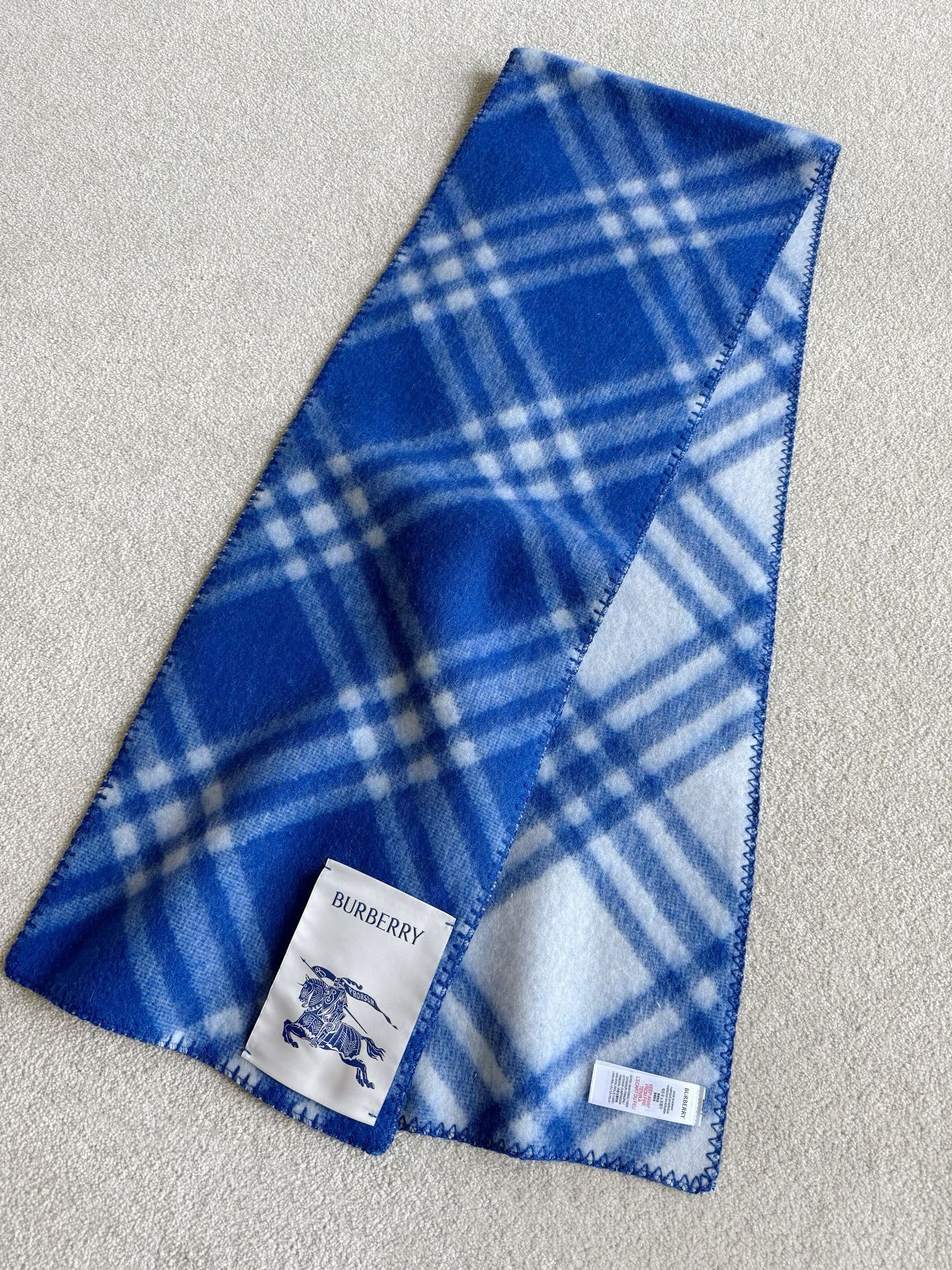 NO:666328,This year I have to keep my own plaid scarf no matter what. It is also a very suitable item for gift giving ~~ There are too many messy versions on the market. Choose us to get it right in one step without taking any detours. Custom-dyed sheep wool plaid fabric, front and back plaid. The cutting and sewing plate are accurately aligned and there is no difference. It can be worn on both sides, and there is no color difference to enhance the look. There are many handmade parts in the whole piece, which is time-consuming and labor-intensive. It is very different from the cheap version on the market!!,,  19860909今年无论如何也要自留的格纹围巾 也非常适合送礼的单品 ~~ 市面乱七八糟的版本太多 选择我们一步到位,不走弯路 定染绵羊毛格纹面料,前后对格 剪裁和缝盘都精准对格无差别 双面都可佩戴,无色差显白抬气质 全件很多手工部分,耗时耗力 和市面廉价版本天壤之别 !!,, ,Women's clothing