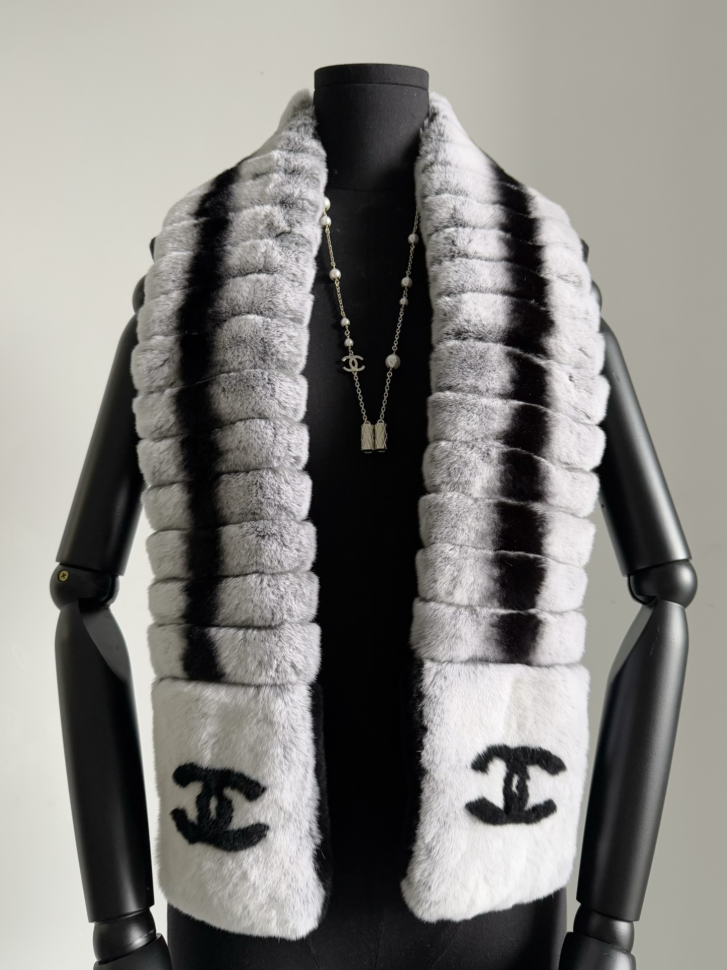 NO:608377,You can easily compare all the chinchilla scarves on the Internet. You are welcome to pk various versions. We have screened products from at least 10+ factories. What is finally presented to you is the top quality. It is made of real rex rabbit fur. The roots are clearly distinguishable. It looks similar to the naked eye on the market. I strongly recommend you to compare the feel. With the most attentive anti-shedding treatment, as long as you pay attention to care, you can achieve 99% no shedding. The top chinchilla scarf on the entire network is welcome to pk, alexander wang19860909可以轻松对比全网的龙猫围巾 欢迎大家各种版本来pk 至少已经筛选过10+家工厂出品 最终呈现给你们的就是顶顶级 真正獭兔毛制作,根根分明 和市面肉眼看着差不多的 我强烈建议你们拿来对比下手感 用心至极的防掉毛处理 只要你们注意打理可以做到99不掉毛 全网最顶龙猫围巾欢迎pk,,alexander wang,Women's clothing