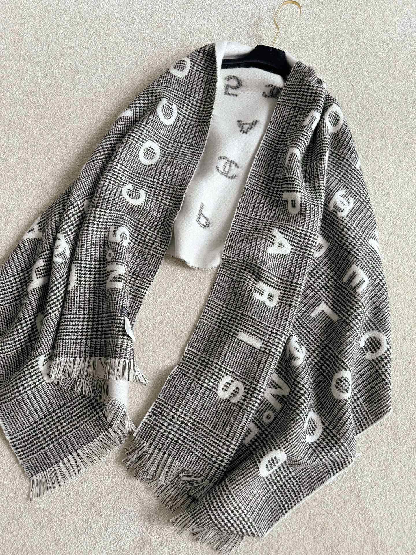 NO:591783,It has been rainy days in Guangdong recently. The real photos are not good, but the real thing is very beautiful!! 24b is a very popular shawl and scarf, and few cabinets can replenish it. It is an exquisite item that reflects good aesthetics. Cashmere is double-sided woven to keep warm and thick. It can be used in many occasions. It can be worn on both sides. Whether it is a gift or kept for yourself, it will look great on the sofa at home or in the passenger seat of a sports car. shawls, alexander wang19860909广东近期都是阴雨天 实拍太不给力,实物非常美 !! 24b超冷门的一条绝美披肩围巾 也很少有柜子能补到货 入手了就是体现好审美的精美单品 山羊绒双面织造保暖有厚度 多场合可利用的一条,双面可披 不论是送人还是自留 放家里沙发或者跑车副驾都很美,,shawls,alexander wang,Women's clothing