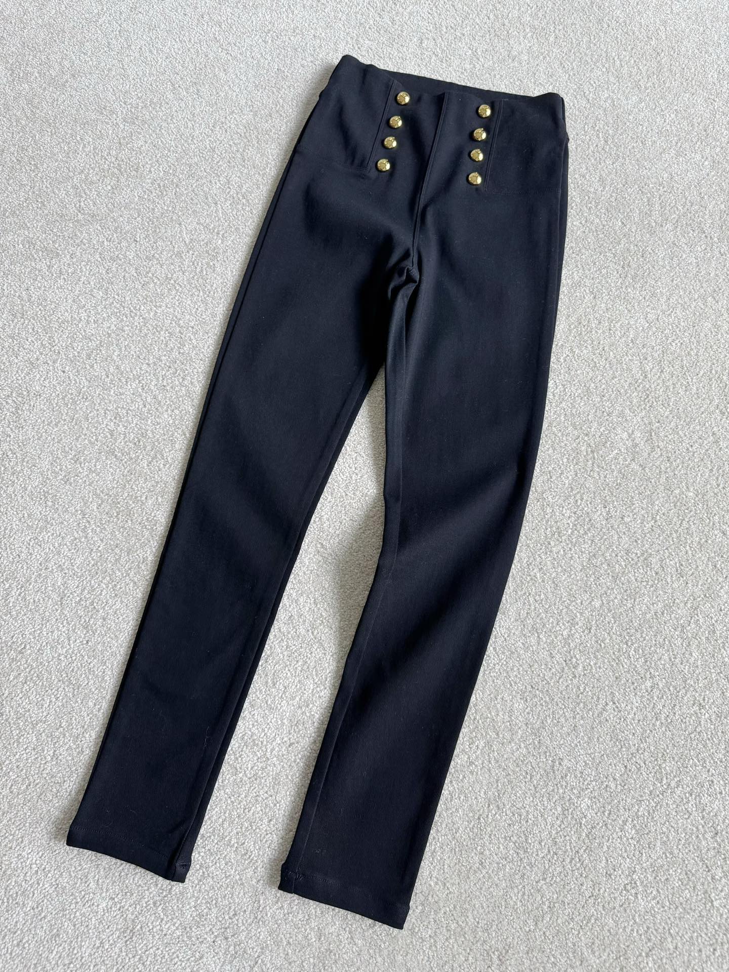 NO:579170,Recommend a pair of these to regular customers. It has a velvet lining and can be worn alone or as a base layer. It can be worn from autumn and winter to early spring~~ The high-quality fiber fabric with excellent resilience is different from the cheap leggings on the market. My pants have a comfortable texture and are easy to wear. They are durable and not easily deformed. The lining is light fleece and does not shed, keeping you warm and does not look bloated. It has an excellent butt lift effect and is slimming. Solid double-breasted gold buttons on the front.  Much more advanced than the existing leggings,,alexander wang19860909推荐老顾客们人手一条的神裤 内里加绒可单穿可打底 从秋冬一直到早春都能穿到~~ 优质回弹性极佳的纤维面料 区别市面廉价的打底裤 我家裤子到手质感轻松吊打 经久耐穿不易变形走样 内里轻抓绒不掉毛,保暖不显臃肿 提臀效果绝佳修身显瘦 前幅实心双排金扣 比已有的打底裤高级了不少,,alexander wang,Women's clothing