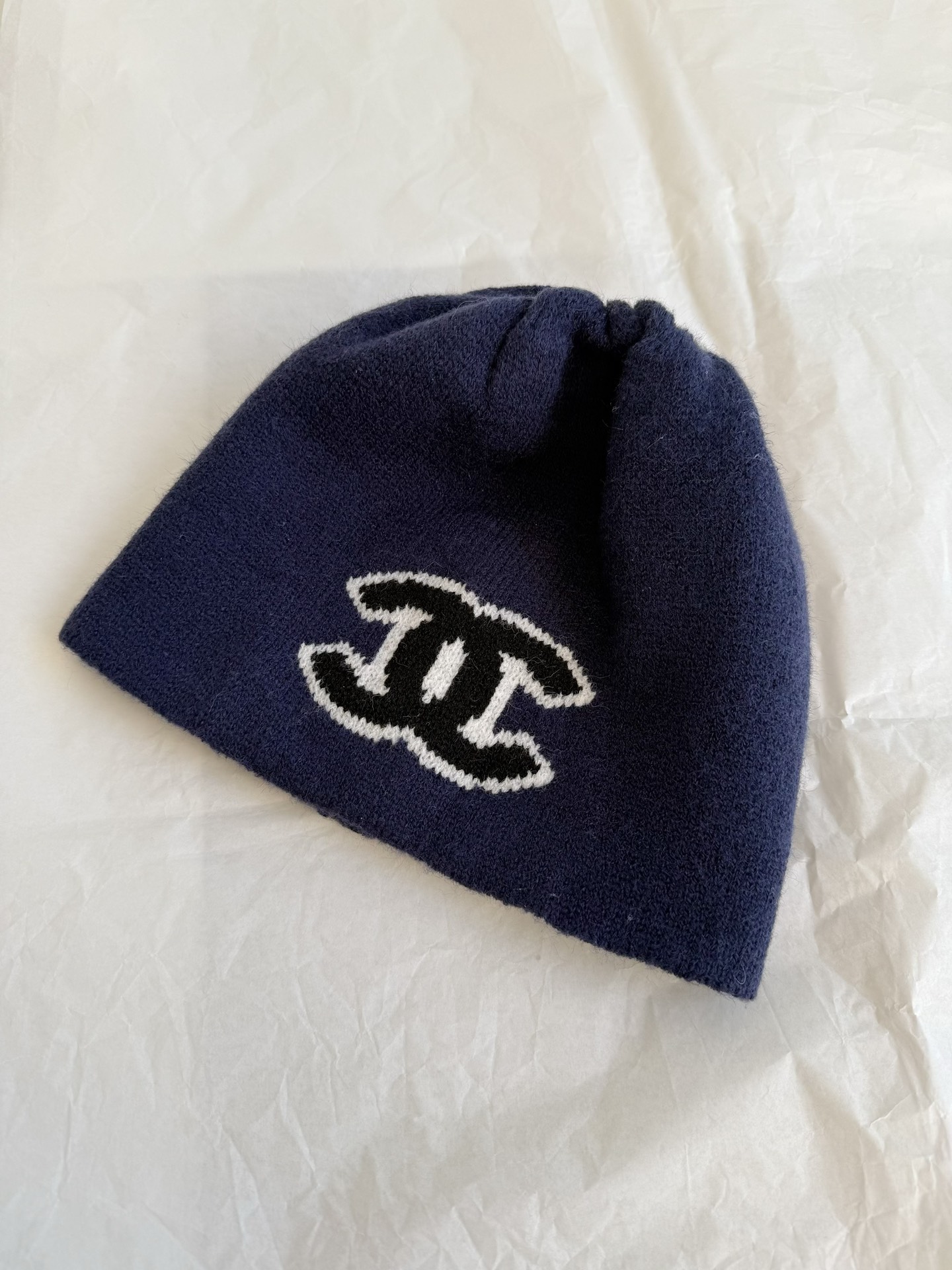 NO:590735,a Double-sided classic wool cold hat. We will continue to replenish the order and ship it at the request of old customers ~~ There is no reason to buy it every year. Double-sided woven wool material, hand-stitched plate. The front and back are completely different styles. One hat has multiple uses. No matter what clothes you wear, wearing it gives you a sense of fashion and security. It is needed for daily travel or snow viewing equipment. Hats, alexander wang19860909a双面可戴经典羊毛冷帽 应老顾客要求继续补单出货 ~~ 每一年都要买它不是没有理由的 双面织造羊毛用料,手工缝盘 正反完全不一样的风格 一帽多用,不管穿什么衣服 戴上它时髦感和安全感都有了 日常出行或者看雪装备都需要,,hats,alexander wang,Women's clothing