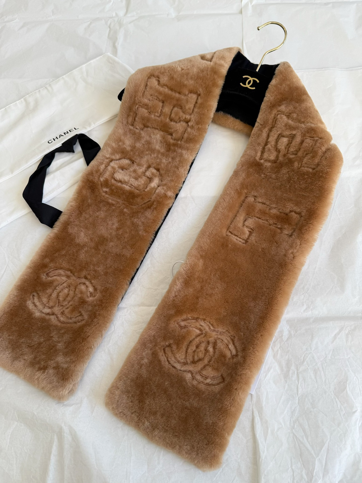 NO:578703,What you see is what you get, the fur-integrated wool scarf. The coffee color that you urged to update is here ~~ A must-have combination for the 24 ski series. The scarf + earmuffs must be matched to look good. There are too many uneven versions. This coffee color has also been repeatedly adjusted for light and color. The feel and embroidery details are full. Actual shots are limited. I recommend you to get it and experience it for yourself. A series that you really can't put down!!,, alexander wang19860909所见即所得的皮毛一体羊毛围巾 被你们催更到不行的咖色来了 ~~ 24滑雪系列必收的搭配 一定要围巾+耳罩配齐才好看 参差不齐的版本太多 这个咖色也是反复调整对光对色 手感和刺绣细节都拉满 实拍有限推荐各位入手自己感受 真正让你爱不释手的一系列 !!,,alexander wang,Women's clothing