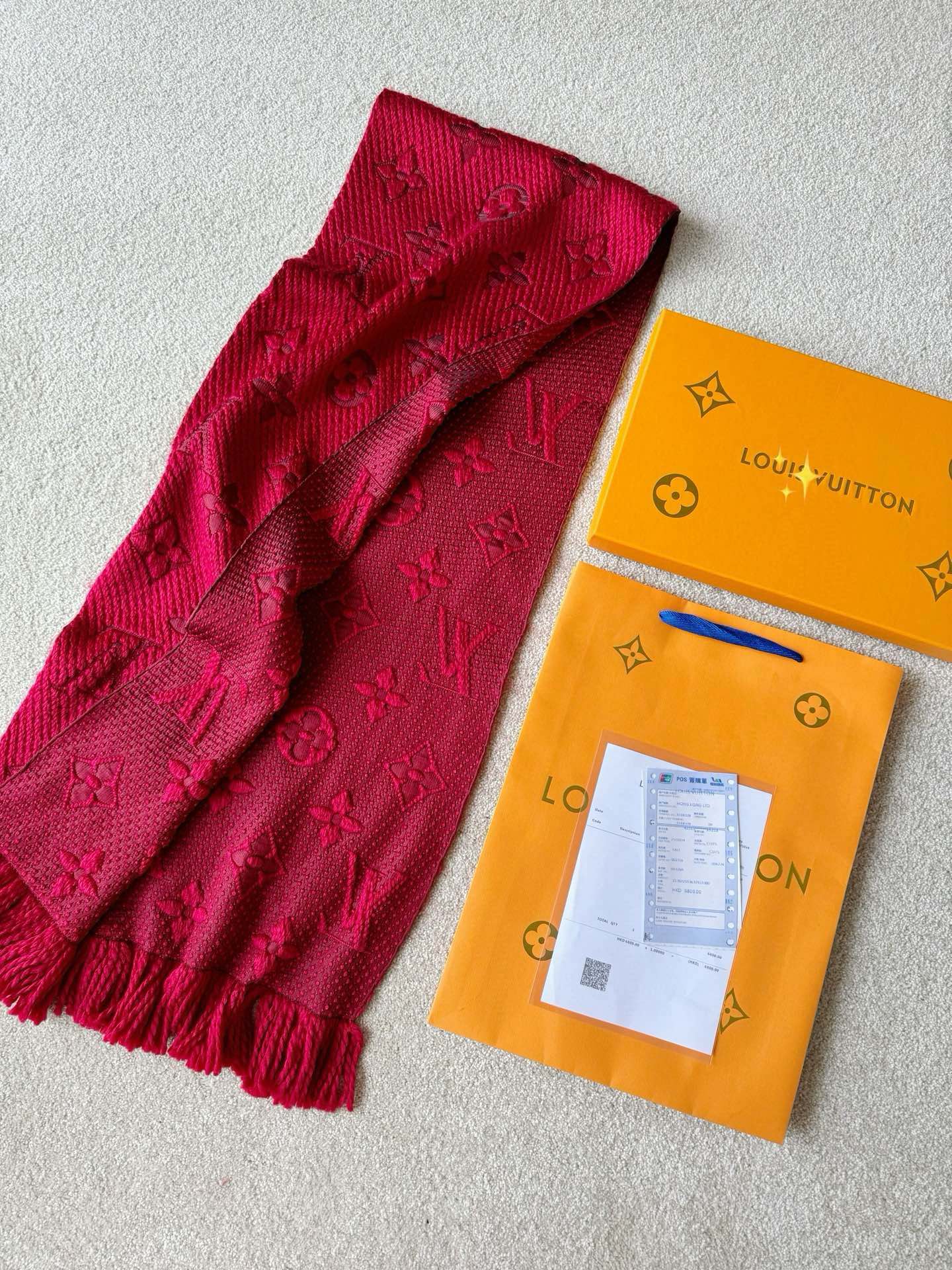 NO:708535,You don’t have to wait until the end of the year to stock up first! You’d be smart to stock up first!! It will definitely be out of stock in another month. Such unforgettable scarves are even rarer. Custom-woven and dyed wool, double-sided weaving. The details on the front and back are carefully processed. You can see the three-dimensionality and clarity of the letters, including the fullness of the hand-woven tassels. Collect them with your eyes closed. They are all money-saving scarves. It is recommended to keep it for yourself or give it away.19860909不用等到年底了先囤才是聪明人 !! 再过一个月必定断货 如此让人过目不忘的围巾更是稀缺 定织定染羊毛毛料,双面织造 正反的细节都精细处理 看得到字母的立体和清晰度 包括手工编织的流苏饱满度 闭眼收都是省钱的围巾 推荐先自留或者送人更佳,,,Women's clothing