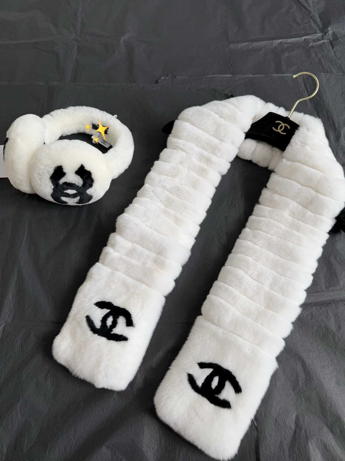 NO:624386,apz treats yourself to a white moonlight fur scarf~ Easily comparable and stress-free, for those who really know the goods. The fur scarves selected at the end of the year are painstakingly selected. At least 10+ factories have been screened. What is finally presented to you is the top quality. It is made of real rex rabbit fur, with clear roots. It looks similar to the naked eye on the market. I strongly recommend you to compare it with the naked eye. With the most attentive anti-shedding treatment, as long as you pay attention to care, you can achieve 99% no shedding, alexander wang19860909apz犒劳自己从一条白月光皮草围巾开始~ 轻松媲美无压力,给真正懂货的人 年底精选皮草围巾煞费苦心 至少筛选过10+家工厂出品 最终呈现给你们的就是顶顶顶级 真正獭兔毛制作,根根分明 和市面肉眼看着差不多的 我强烈建议你们拿来对比下手感 用心至极的防掉毛处理 只要你们注意打理可以做到99不掉毛,,alexander wang,Women's clothing