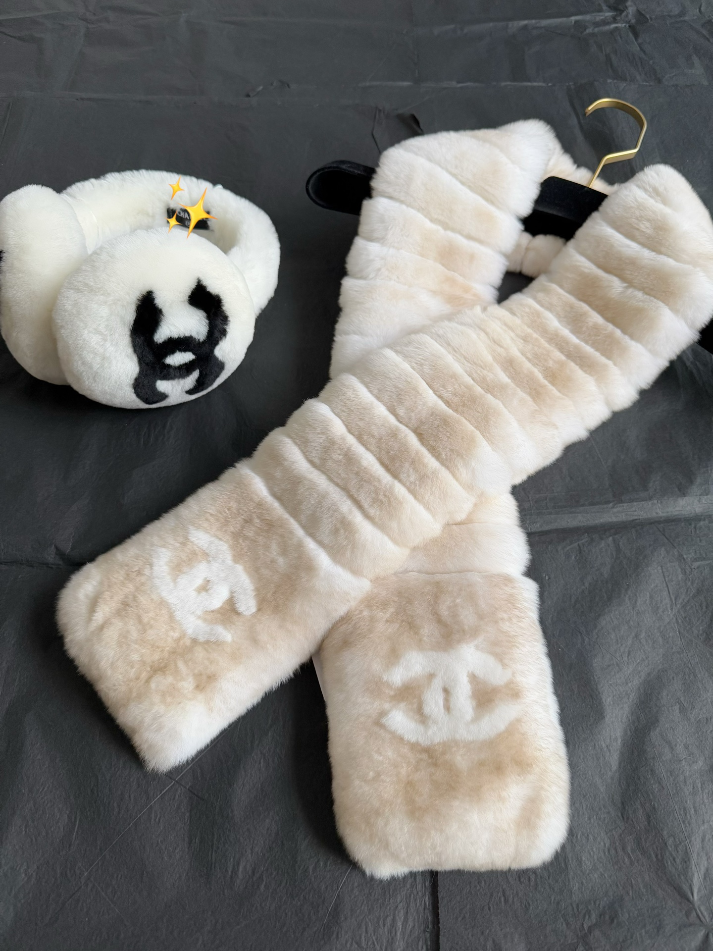 NO:578700,The exclusive high version is comparable to the pressure-free, accept the comparison. The gradient chinchilla scarf achieves such an effect. Large goods produced by 10+ factories will not have such an effect!! Really top-grade rex rabbit fur material, the length and density are restored, and the roots are clearly visible. They look similar to the naked eye on the market. You can compare them to see how different the feel is. With the most attentive anti-shedding treatment, as long as you pay attention to care, you can achieve 99% no shedding, alexander wang19860909独家高版本媲美无压力,接受对比 渐变龙猫围巾做到如此效果 没有精心筛选10+家工厂出品 大货是没有如此效果的 !! 真正顶级獭兔毛用料 长度和密集度还原,根根分明 市面肉眼看着差不多的 你们可拿来对比下手感天壤之别 用心至极的防掉毛处理 只要你们注意打理可以做到99不掉毛,,alexander wang,Women's clothing