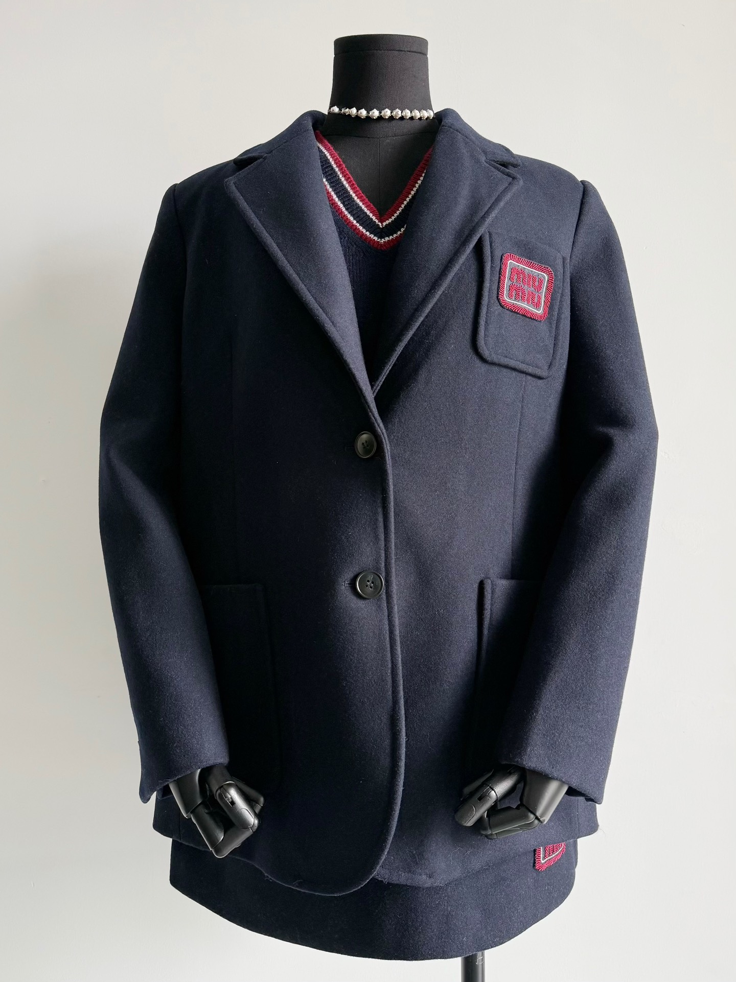 NO:499132,Autumn and winter version cashmere woolen coat coat. New dark blue with dark red embroidery. I fell in love with it at first sight!! There is no reason why the cabinet can produce two versions. This style of upper body will praise it. Wool + cashmere blend is deep hidden blue. The thickness is moderately warm but not bloated. It is especially suitable for winter this year when it is not too cold. The three-dimensional tailoring style can be seen with the same series of skirts., skirts, jackets & coats, alexander wang19860909秋冬版本羊绒毛呢大衣外套 新出深藏蓝色搭配深红刺绣,一眼爱上 !! 柜子能出两种版本不是没有理由的 这个版型上身的人都会狠狠夸 绵羊毛+羊绒混纺深藏蓝 厚度适中保暖却也不显臃肿 特别适合今年不太冷的冬天 立体剪裁版型看得到的挺拔有型 推荐和同系列半裙一起收,,skirts,jackets & coats,alexander wang,Women's clothing