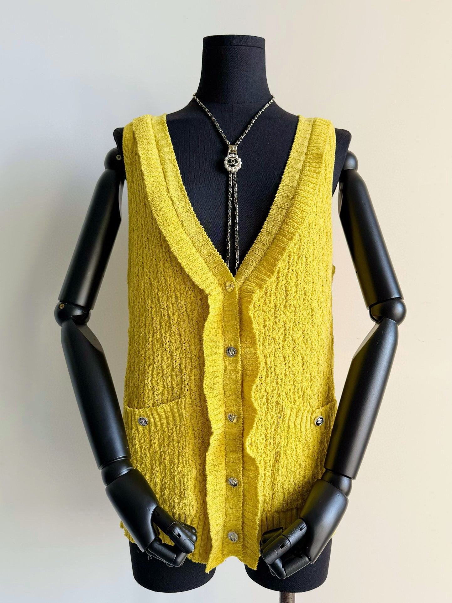 NO:495984,A very beautiful piece that is really beautiful!! You all know the fragrance of our house. The texture and color of the wool is restored. The feel is hard but not clenched. It is loose and slim but not close to the body. It is a world of difference from the cotton thread making on the market. You all recommend this bright-colored knitted product at important occasions/birthday parties at the end of the year. It is recommended to wear this bright-colored knitted product with a series of cardigans, which makes it more beautiful to layer. Alexander wang19860909实物美到爆的一件狠狠推荐 !! 我们家的香你们都懂的 定织定染毛料手感色泽都还原 手感是偏硬的但不扎肉 松散有度显瘦却不贴身 和市面棉线制作天壤之别 各位年底的重要场合/生日聚会 都推荐这款亮色针织品 和系列开衫一起入,叠穿更美,,alexander wang,Women's clothing