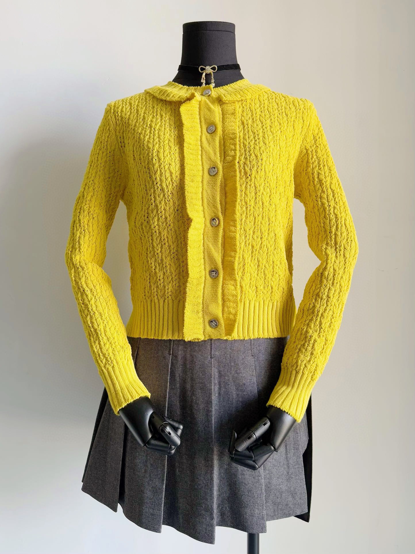 NO:495972,Follow Jennie's private server and don't take detours. Cardigans that have been shipped on the market have seen more than 10 uneven versions. They can restore the color and feel like us. They can be said to be one of the best ones. They are rare!! The wool-coated wool material of the bag is restored. It is definitely not an ordinary soft cotton thread. It is loose and moderate and has a strong sense of muscles, but it is not tied. It is elastic and looks slim and comfortable. Smart people are now buying it until early spring. Alexander wang19860909跟着jennie私服入手不走弯路 市面已经出货的开衫 看了不下10个参差不齐的版 能如我们一样还原色泽和手感的 可以说是数一数二,不可多得 !! 包缸定染毛料手感还原 绝不是普通的柔软棉线 松散有度颇有筋骨感,但不扎 富有弹力上身显瘦也舒适 聪明的都是现在入手一直穿到早春,,alexander wang,Women's clothing