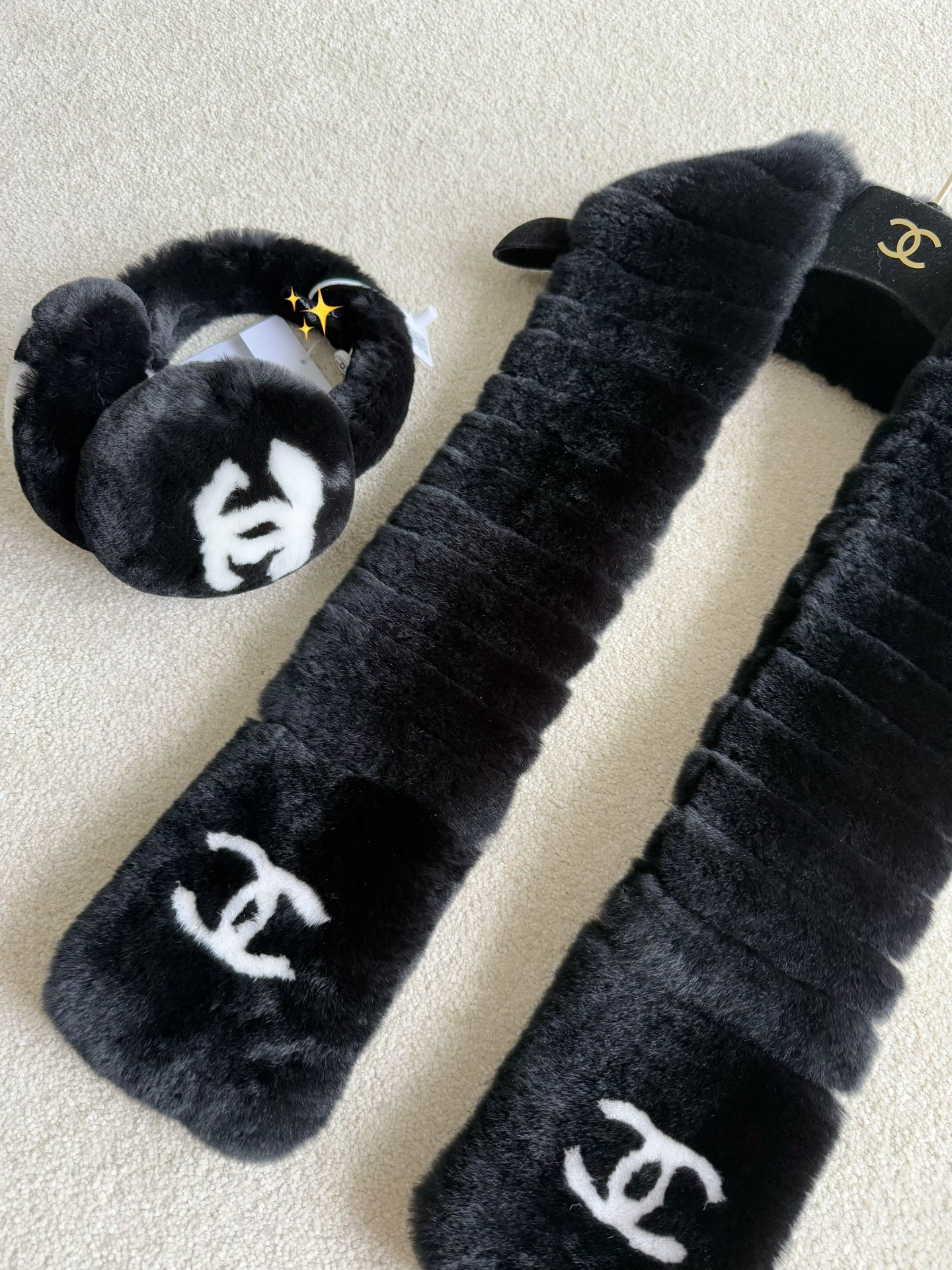 NO:686369,The classic earmuffs you are familiar with. There are many versions on the market, but it still does not affect our best presentation!! The wool fabric is made of more materials than ordinary earmuffs. This one also makes your face smaller when you put it on. Each one takes 1-2 hours to be hand-cut. The round and full logo is also very cute. It can be stored and is easy to carry when going out. It is also a must-have item for taking pictures in the snow scene.19860909你们熟悉的柜子经典款耳罩 市面出的版本挺多 也依旧不影响我们是最佳呈现 !! 羊毛面料制作用料比普通耳罩多 这款带上也更显脸小 每一个都历时1-2小时精工手剪 圆润饱满logo也非常乖 这款可收纳,方便出门携带 也是雪景里拍照的必备单品,,,Women's clothing