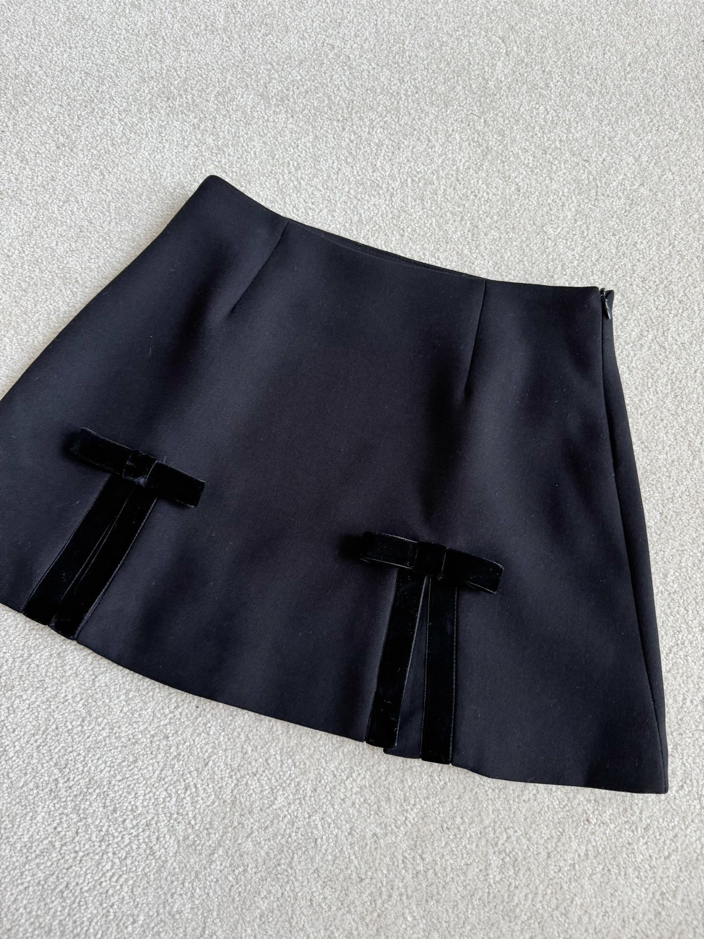 NO:750478,The bow skirt, which is one of the best in a hundred, has continued to place orders again!! My old foreign customers suddenly sold out again, so this kind of wardrobe evergreen style is really easy to sell. It can be matched with any top at will. Pure black sheep wool fabric, with velvet bow, can be worn all year round. The overall layer is rich, low-key and elegant, and you can freely go in and out of various occasions without pressure. Skirts,19860909百里挑一的蝴蝶结半裙 又又又继续补单了 !! 我的国外老顾客突然又爆单 所以说这种衣橱常青款真的不愁卖 随意翻出一件上衣都能搭 纯黑色绵羊毛面料,搭配丝绒蝴蝶结 一年四季都能穿到 整体层次丰富低调也优雅 自由出入各种场合无压力,,skirts,,Women's clothing