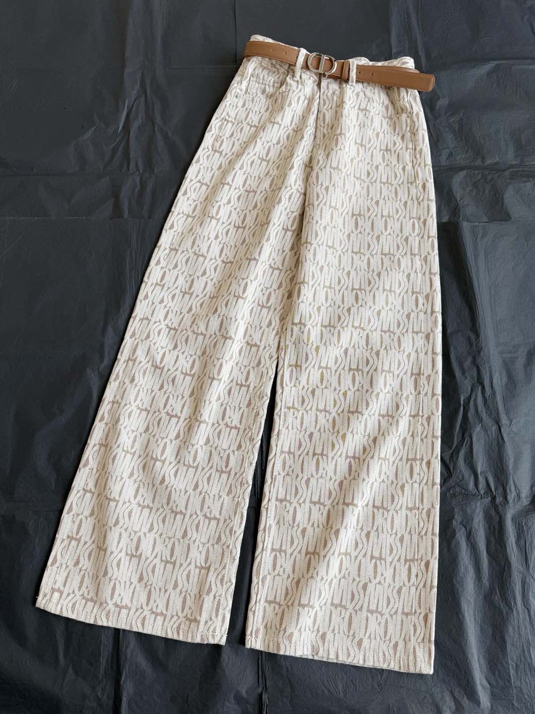 NO:471123,Good goods must be collected first, and smart people are the best jacquard logo denim cotton, soft and delicate. Every small letter is clearly visible. Three-dimensional tailoring, medium and high waist wide legs. All kinds of imperfect leg shapes can be included. Letter belts can be matched separately when placing an order. High-quality jeans that everyone praises, jeans, alexander wang19860909好货就要先收才是聪明人 绝好提花logo牛仔棉,柔软细腻 每一个小字母都清晰可见 立体剪裁中高腰偏阔腿 各种不完美腿型都能被包容 下单就送字母腰带可单独搭配 人见人夸的高颜值牛仔裤,,jeans,alexander wang,Women's clothing