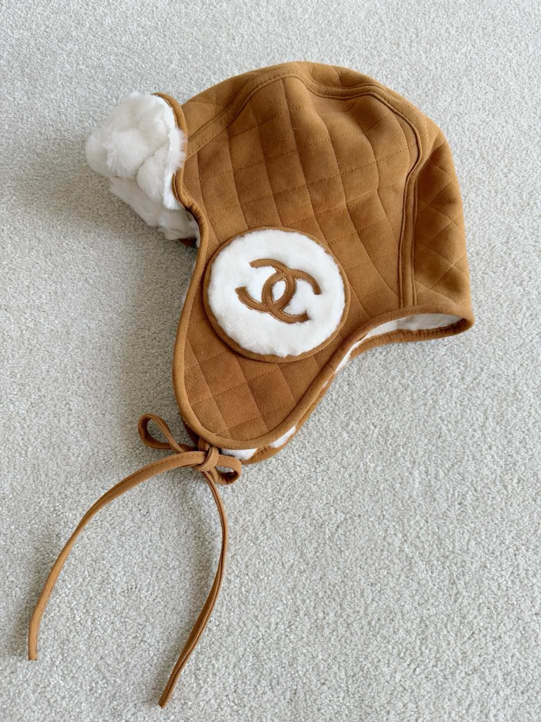 NO:608393,Get at least one 1.5w version of the money-saving series that is different from the entire market. It can stand up to national comparisons. The one-piece Lei Feng hat made of genuine fur has high-quality lambskin and exquisite wiring. The lining is all real wool, which is super warm and comfortable. The brim/hat rope/logo part are all lambskin. The 95 versions on the market are all fake leather. Pay attention to identification. The cost and texture are very different. It is in stock at the end of the year. It is suitable for keeping for yourself and giving away. Sheepskin, hats, alexander wang19860909入手就是省钱系列至少一个1.5w 区别于整个市场的版本 经得起全国对比真皮毛一体雷锋帽 优质小羊皮精美走线 内里全真毛超保暖又舒适 帽檐/帽绳/logo部分都是小羊皮 市面95的版本都是假皮注意鉴别 成本和质感都是天壤之别 年底现货供应中,自留送人都适合,,sheepskin,hats,alexander wang,Women's clothing