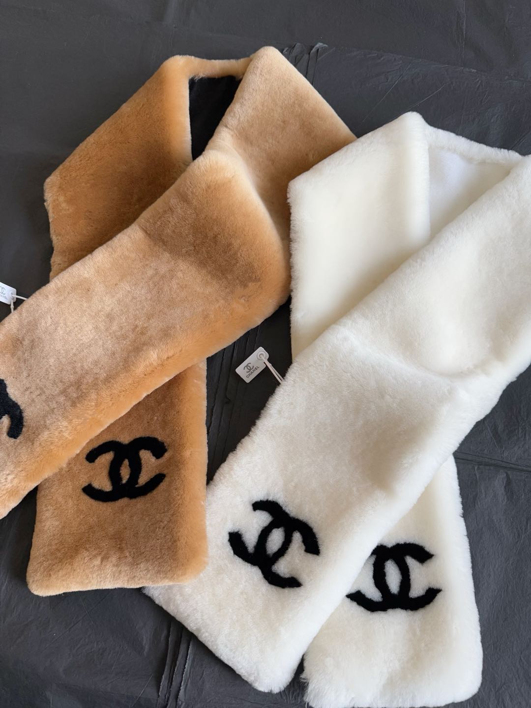 NO:608424,At the end of the year, I am offering a five-star recommendation for top-quality scarves. What you see is what you get when you take real photos of large-scale products. It can withstand the comparison of national versions without pressure. Australian top-quality wool is evenly cut and has a perfect logo. The density and feel are extremely restored, including the state of wool under different lusters. These are qualities that are unmatched by small manufacturers in the market. It is recommended to collect them together with the earmuffs of the same series, alexander wang19860909年底巨献五颗星推荐顶级围巾 妥妥的大货实拍所见即所得 ~~ 经得起全国版本对比无压力 澳洲顶级羊毛均匀剪裁,logo完美 密集度和手感极致还原 包括毛感在不同光泽下呈现的状态 都是市面小厂可望不可及的品质 推荐和同系列耳罩一起收,,alexander wang,Women's clothing