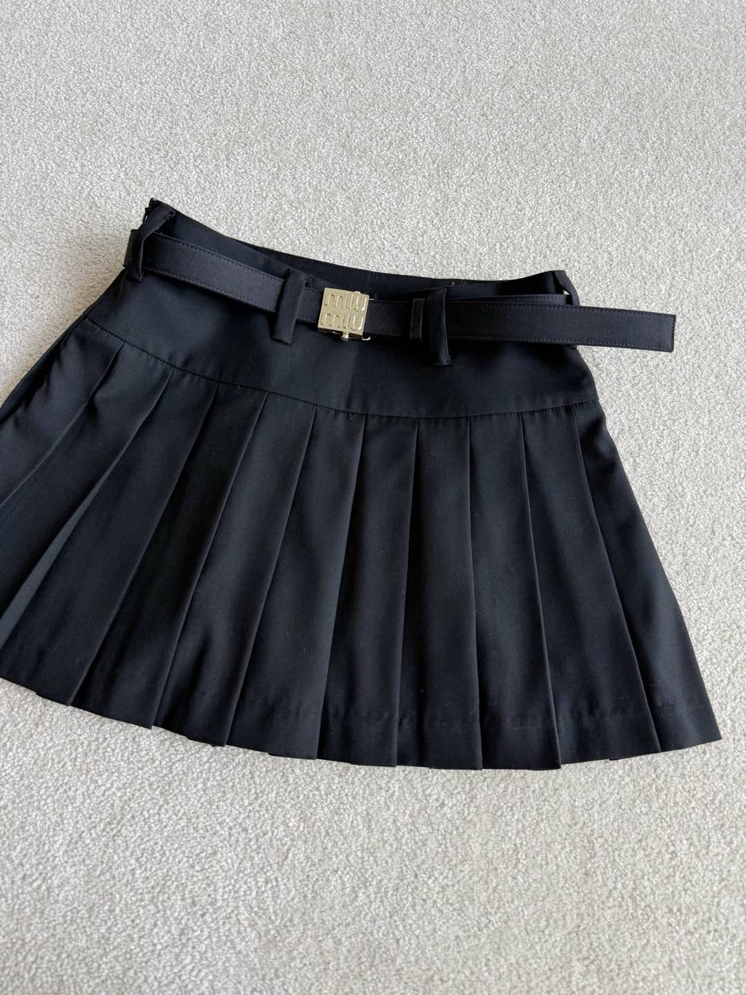 NO:499776,Continuing the classic series of gold buckle pleated skirts, the new model looks slimmer and textured. Customized active black wool fabric. Seiko tailored high-temperature pleated. Shorts inside to prevent exposure. The hardware buckle belt is heavy. No matter what miu top is matched, it looks good, miumiu, skirts, shorts, alexander wang19860909延续经典系列金扣百褶裙 新款更加显瘦又有质感 定制活性黑绵羊毛面料 精工剪裁高温压褶 内里设有短裤防走光 配送的五金扣腰带沉甸甸 不论搭配什么miu上衣都好看,,miumiu,skirts,shorts,alexander wang,Women's clothing