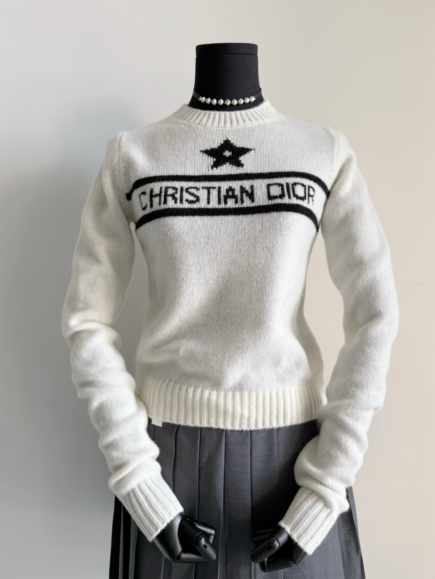 NO:475358,The most attractive piece of the Five-pointed Star Series. Classic black and white color combination, easy to wear for three to five years. The soft cashmere wool is skin-friendly and soft and delicate to the extreme. It is as light as a cloud. It can be worn close to the body. The market can no longer find the quality of ours. When we fall, we wear it alone in a relaxed and casual manner. Alexander wang19860909五角星系列最耐看的一件 经典黑白配色,轻松穿三五年 定织超柔软的山羊绒毛料 亲肤柔软细腻到极致 如云朵般轻盈的手感可贴身穿 市场已经找不到我们这种质量了 入秋直接单穿美得轻松随意,,alexander wang,Women's clothing