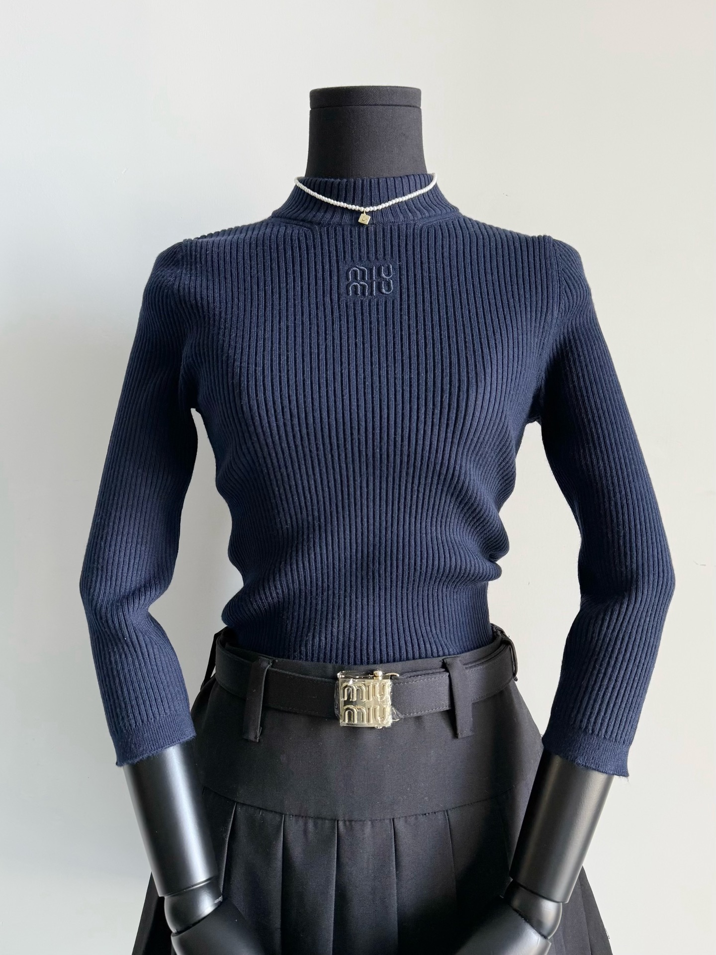 NO:472018,There are very few fresh miu pictures, and it is smart to wear it first. ~~ I personally think that the middle collar + middle sleeve is the standard for the socialite. The upper body effect is more stylish than ordinary knitted. Select deep blue/rice apricot color to meet different outfit needs. It looks slim and has high-end details. Miumiu, alexander wang19860909新鲜的miu连上身图都很少 率先穿上才是聪明人 ~~ 个人觉得中领+中袖是名媛标配 上身效果比普通的针织更有型 甄选深藏蓝/米杏色 满足不同穿搭需求 显瘦的同时又有高级细节,,miumiu,alexander wang,Women's clothing