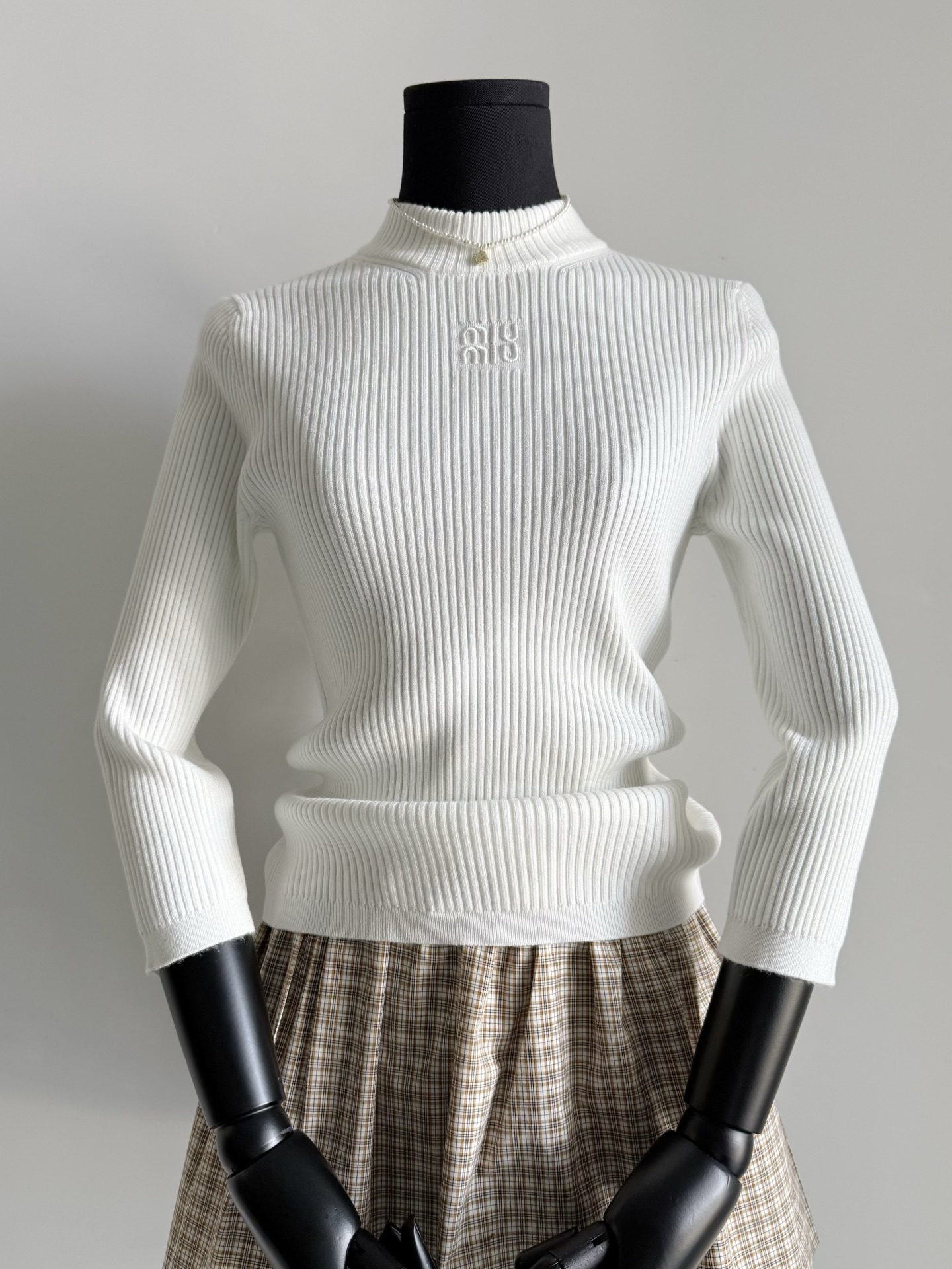 NO:472006,There are very few fresh miu pictures, and it is smart to wear it first. ~~ I personally think that the middle collar + middle sleeve is the standard for the socialite. The upper body effect is more stylish than ordinary knitted. Select deep blue/rice apricot color to meet different outfit needs. It looks slim and has high-end details. Miumiu, alexander wang19860909新鲜的miu连上身图都很少 率先穿上才是聪明人 ~~ 个人觉得中领+中袖是名媛标配 上身效果比普通的针织更有型 甄选深藏蓝/米杏色 满足不同穿搭需求 显瘦的同时又有高级细节,,miumiu,alexander wang,Women's clothing