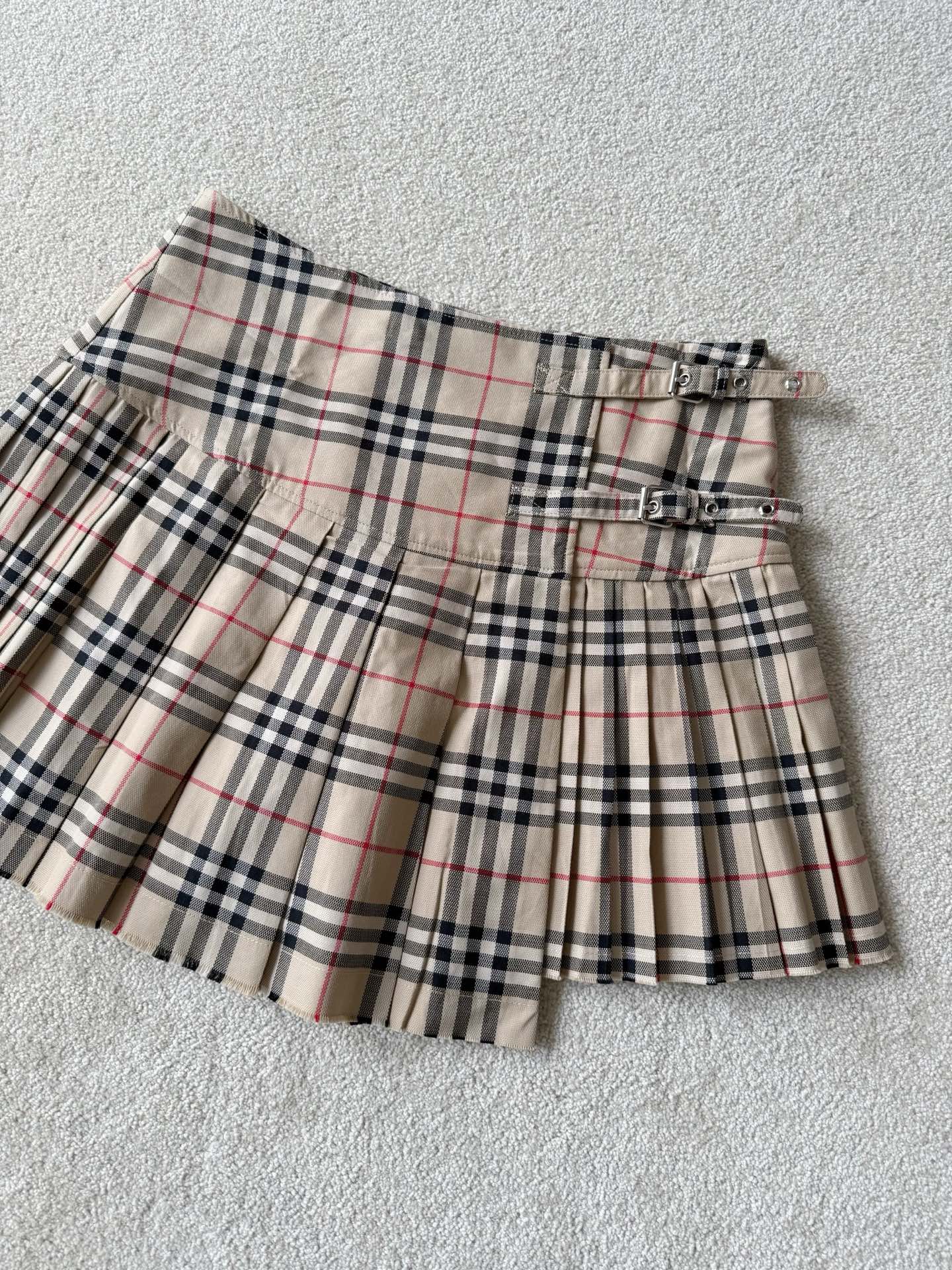 NO:500690,The irreplaceable pleated skirt of the classic br family. The ceiling pleated skirt that everyone wants. Real wool plaid fabric, super long customization. Three-dimensional tailoring is the essence. The overall skirt is made in one piece and adjusts with buttons and laces. The upper body looks slim and texture, and the size is too large., skirts, alexander wang19860909br家经典系列无可替代的百褶裙 万众所求的天花板百褶裙 真正的绵羊毛格子面料,超长定制 立体剪裁是精髓所在 整体裙子都是一体制作 通过扣子和系带调节 上身显瘦有质感,尺码偏大哈,,skirts,alexander wang,Women's clothing