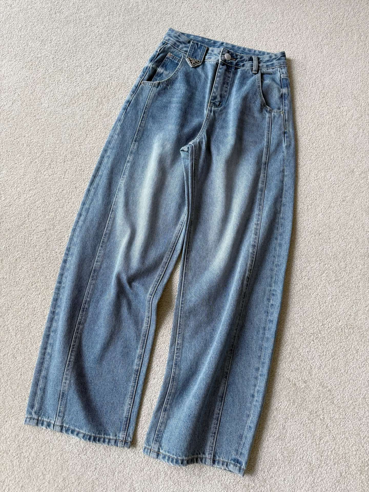 NO:478742,The ceiling inside the silhouette jeans. The conical three-dimensional tailoring is very draped. It can also quietly make you look slim and beautify the legs. The minimalist design triangle mark. The back three-dimensional letter embroidery can be easily spent three or five years. Still someone asks you the pants you want to link to, jeans, alexander wang19860909廓形牛仔裤里面的天花板 锥形立体剪裁非常有垂坠感 还能悄无声息的显瘦,美化腿型 极简设计三角标 后副立体字母刺绣 可以轻松过个三五年 仍然有人问你要链接的裤子,,jeans,alexander wang,Women's clothing