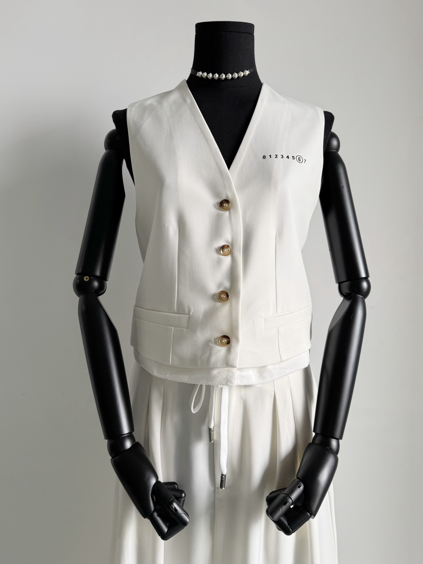 NO:471161,High-end suits for free entry and exit for various occasions are not limited to style and matching. Any control is high-end. Three-dimensional tailored V-neck vest + casual suit pants. They can be worn in sets/single. They can also be matched with sweaters, shirts, short-sleeved and various inner wear. They can be achieved with all the outfits you want. A set of hanging in the closet is much higher. Sweaters, shirts, T-shirts, business suit, alexander wang19860909自由出入各种场合的高级套装 不仅限于风格和搭配 任意驾驭都是高级上档次 立体剪裁V领马甲+休闲西装裤 可成套穿/单独搭 也能配毛衣衬衫短袖各种内搭 你想得到的穿搭都能实现 一套挂在衣橱档次都高了不少,,sweaters,shirts,T-shirt,business suit,alexander wang,Women's clothing