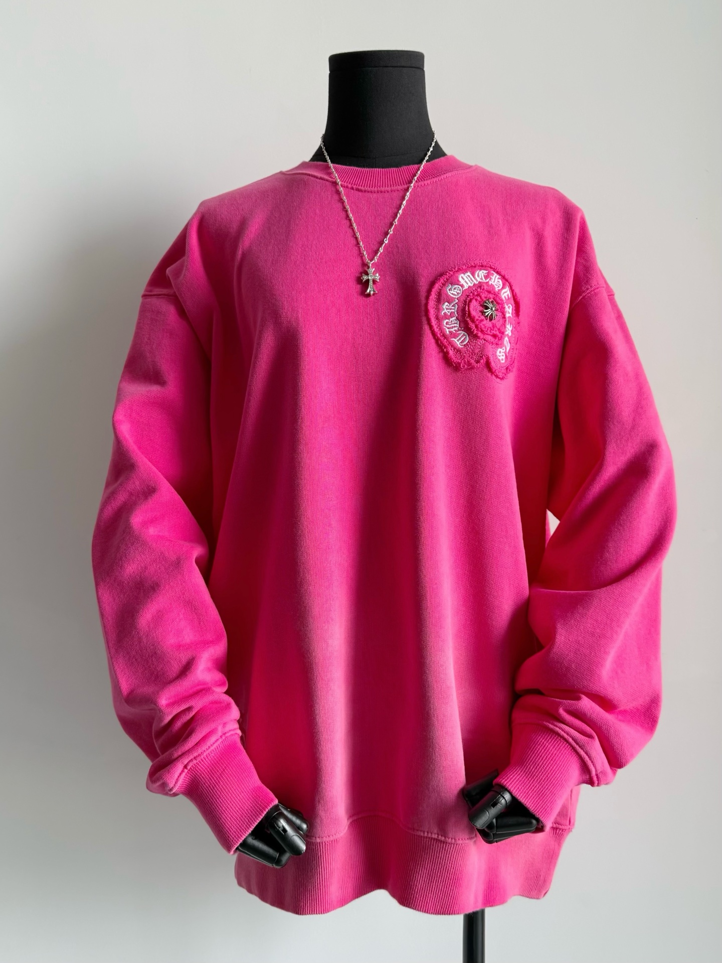 NO:499775,Even though it is pink, it can be controlled by both men and women. The heavy industry details can be felt through the screen. In addition to the high-quality sweatshirt fabric, the threads for the sealing of the cylinder are also the key. The three-dimensional embroidery of the front and rear has a high-end texture. It feels very good and the style is not picky. You can wear it alone with a base or a jeans. hoodie, sweatshirts, jeans, alexander wang19860909虽说是粉色也是男女皆可驾驭 隔着屏幕也感受到满满的重工细节 整件除了高克重卫衣面料之外 包缸定染的螺纹也是重点 前后立体贴布刺绣质感上档次 手感很好,版型不挑人 可以单穿搭配打底也能配牛仔裤,,hoodie,sweatshirts,jeans,alexander wang,Women's clothing