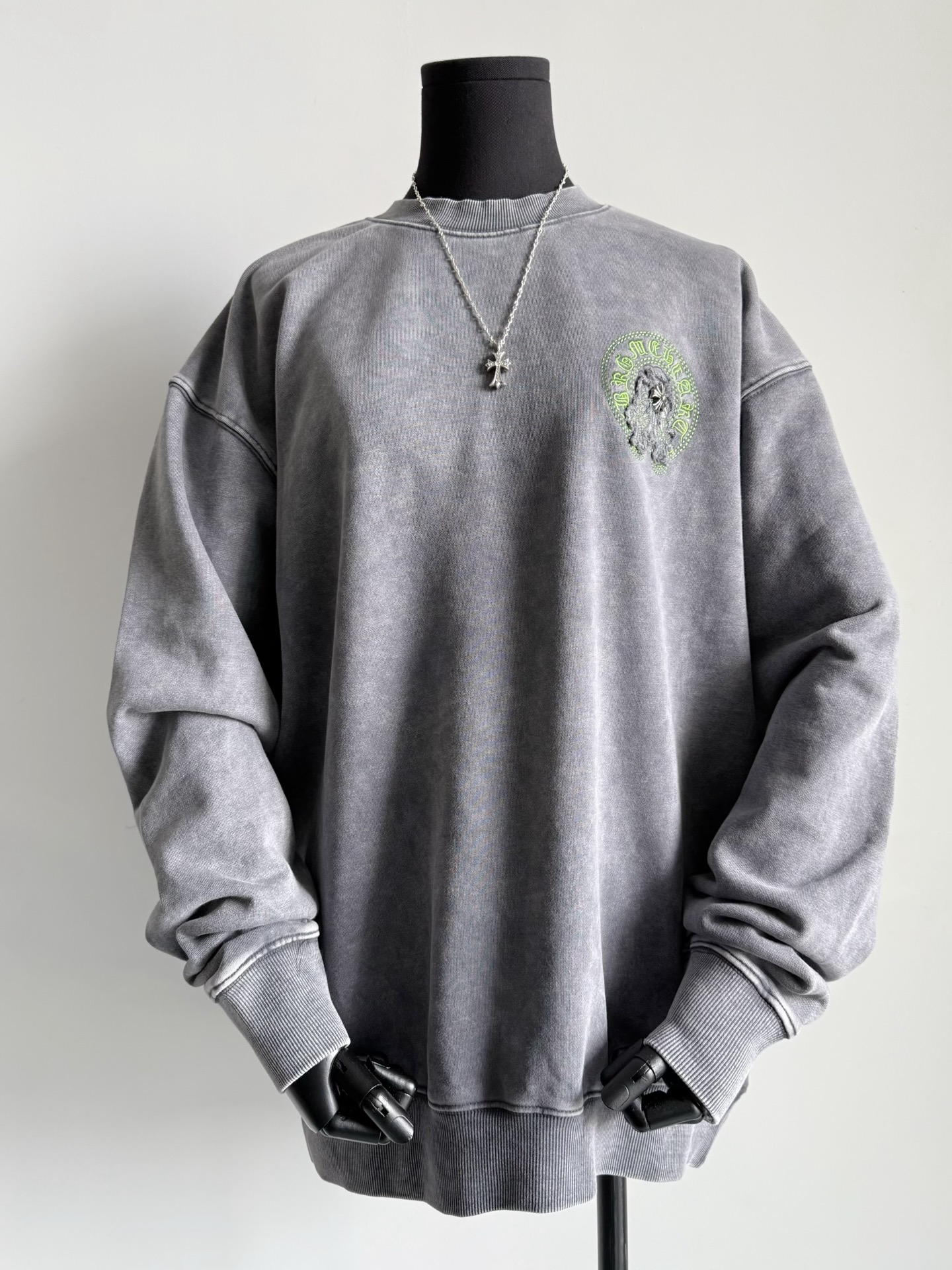 NO:499805,Reject the streets and don’t like to wear the same clothes. High-quality sweatshirts that show good aesthetics, the same style for men and women. The loose silhouette can be shared with the family. The whole piece is fashionable and fashionable!! Super fine heavy industrial embroidery with front and back, including hardware. It is not easy to encounter. It is a ch sweatshirt that you can wear when you want to wear it., hoodie, sweatshirts, alexander wang19860909拒绝烂大街不爱撞衫的来 彰显好审美的高品质卫衣,男女同款 廓形宽松可以和家属共享 整件的做旧效果时髦翻天 !! 前后超精细的重工刺绣,内含五金 不是随便就能遇到的ch卫衣做要穿就穿高品质的独家款,,hoodie,sweatshirts,alexander wang,Women's clothing